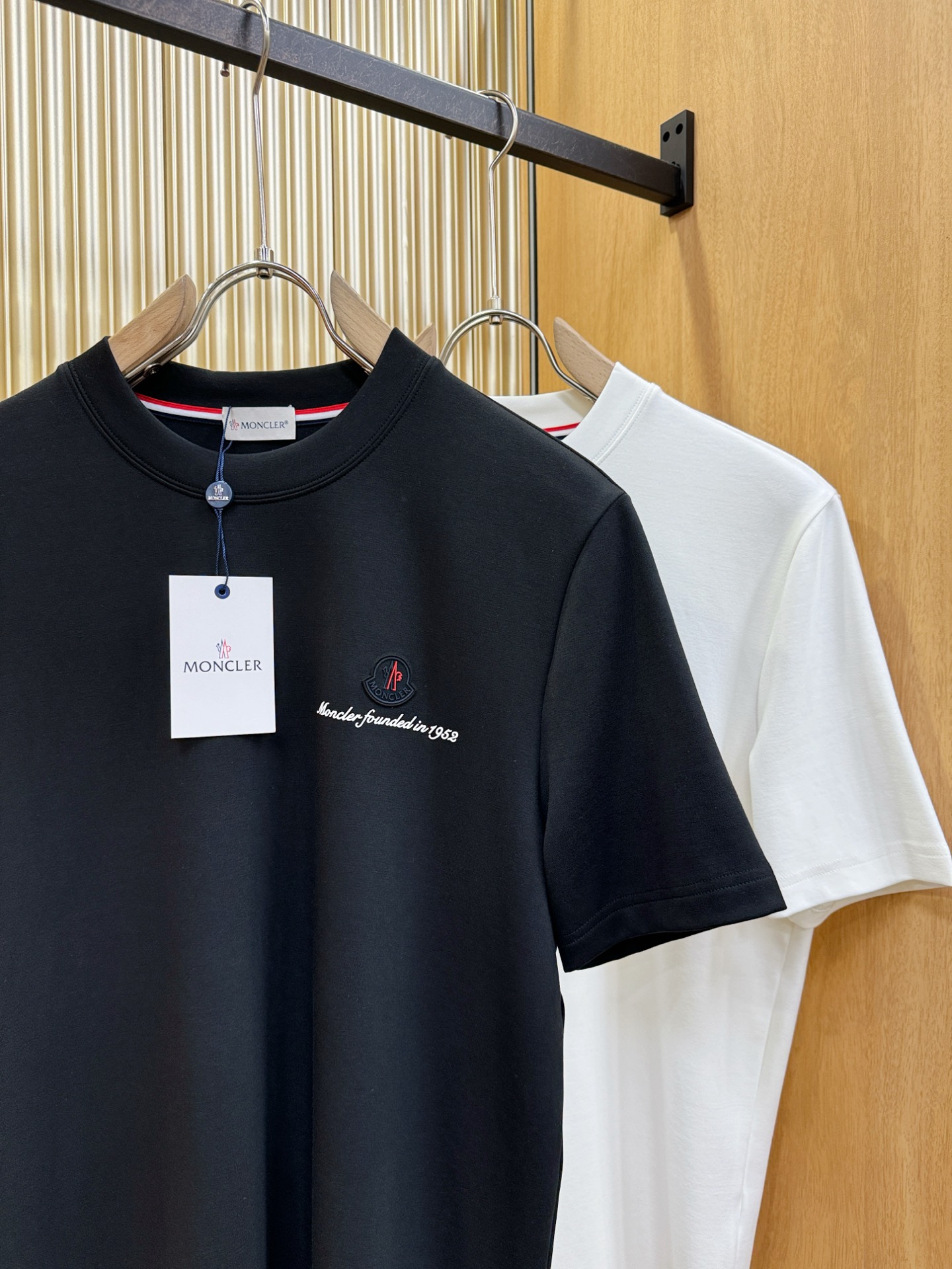 Moncler蒙口 顶级品质 2025秋冬新品短袖！原版定制面料，手感柔软。顶级进口私货，时尚设计潮流羊