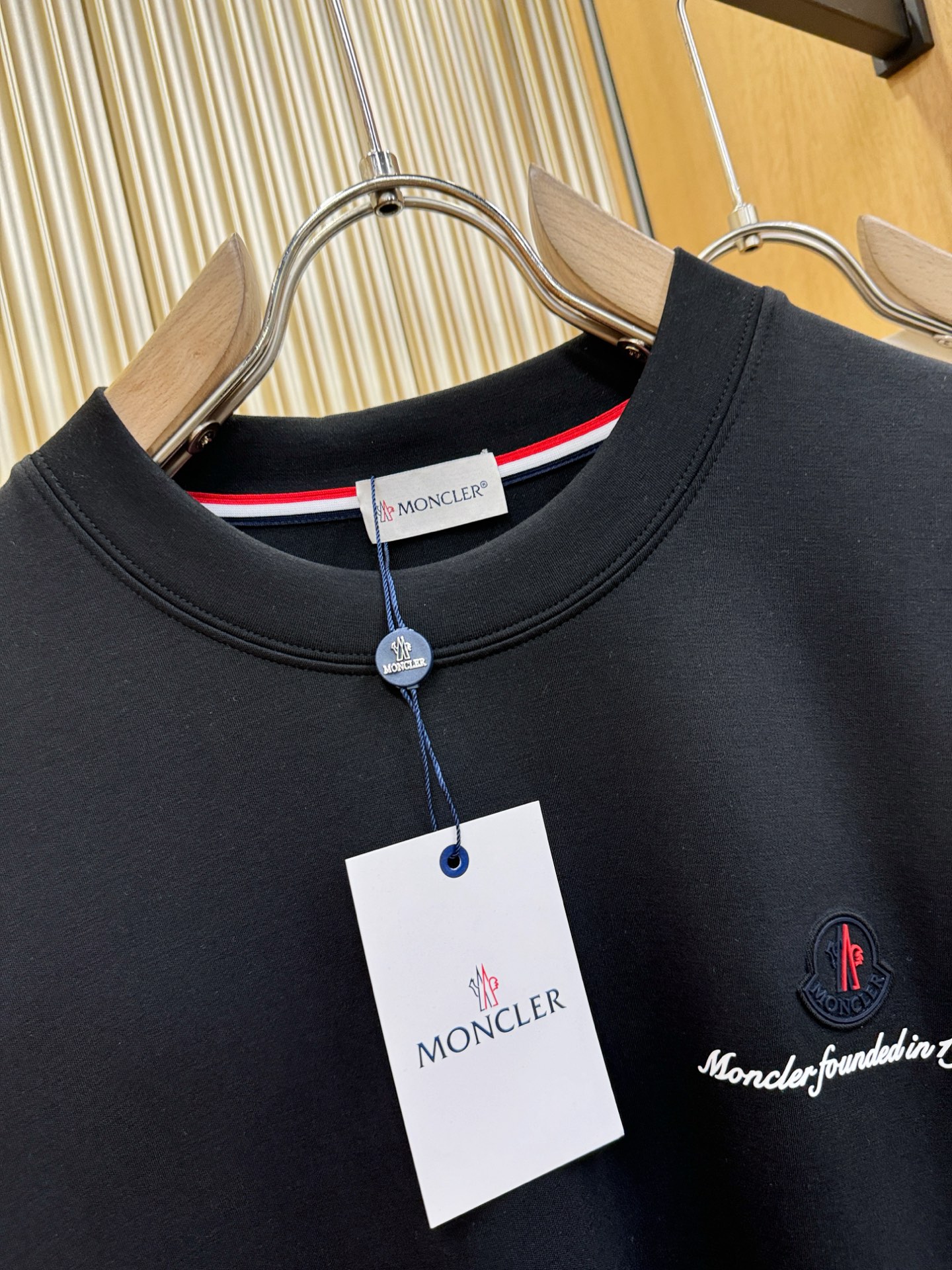 Moncler蒙口 顶级品质 2025秋冬新品短袖！原版定制面料，手感柔软。顶级进口私货，时尚设计潮流羊
