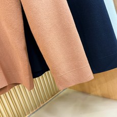 BURBERRY巴宝莉 2025秋冬新款毛衣,桑蚕丝+绵羊毛,顶级桑蚕丝绵羊毛面料,手感柔软。 logo BURBERRY巴宝莉 2025秋冬新款毛衣,桑蚕丝+绵羊毛,顶级桑蚕丝绵羊毛面料,手感柔软。 logo