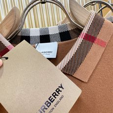 BURBERRY巴宝莉 2025秋冬新款毛衣,桑蚕丝+绵羊毛,顶级桑蚕丝绵羊毛面料,手感柔软。 logo BURBERRY巴宝莉 2025秋冬新款毛衣,桑蚕丝+绵羊毛,顶级桑蚕丝绵羊毛面料,手感柔软。 logo