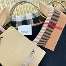 BURBERRY巴宝莉 2025秋冬新款毛衣,桑蚕丝+绵羊毛,顶级桑蚕丝绵羊毛面料,手感柔软。 logo BURBERRY巴宝莉 2025秋冬新款毛衣,桑蚕丝+绵羊毛,顶级桑蚕丝绵羊毛面料,手感柔软。 logo