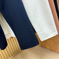BURBERRY巴宝莉 2025秋冬新款毛衣,桑蚕丝+绵羊毛,顶级桑蚕丝绵羊毛面料,手感柔软。 logo BURBERRY巴宝莉 2025秋冬新款毛衣,桑蚕丝+绵羊毛,顶级桑蚕丝绵羊毛面料,手感柔软。 logo
