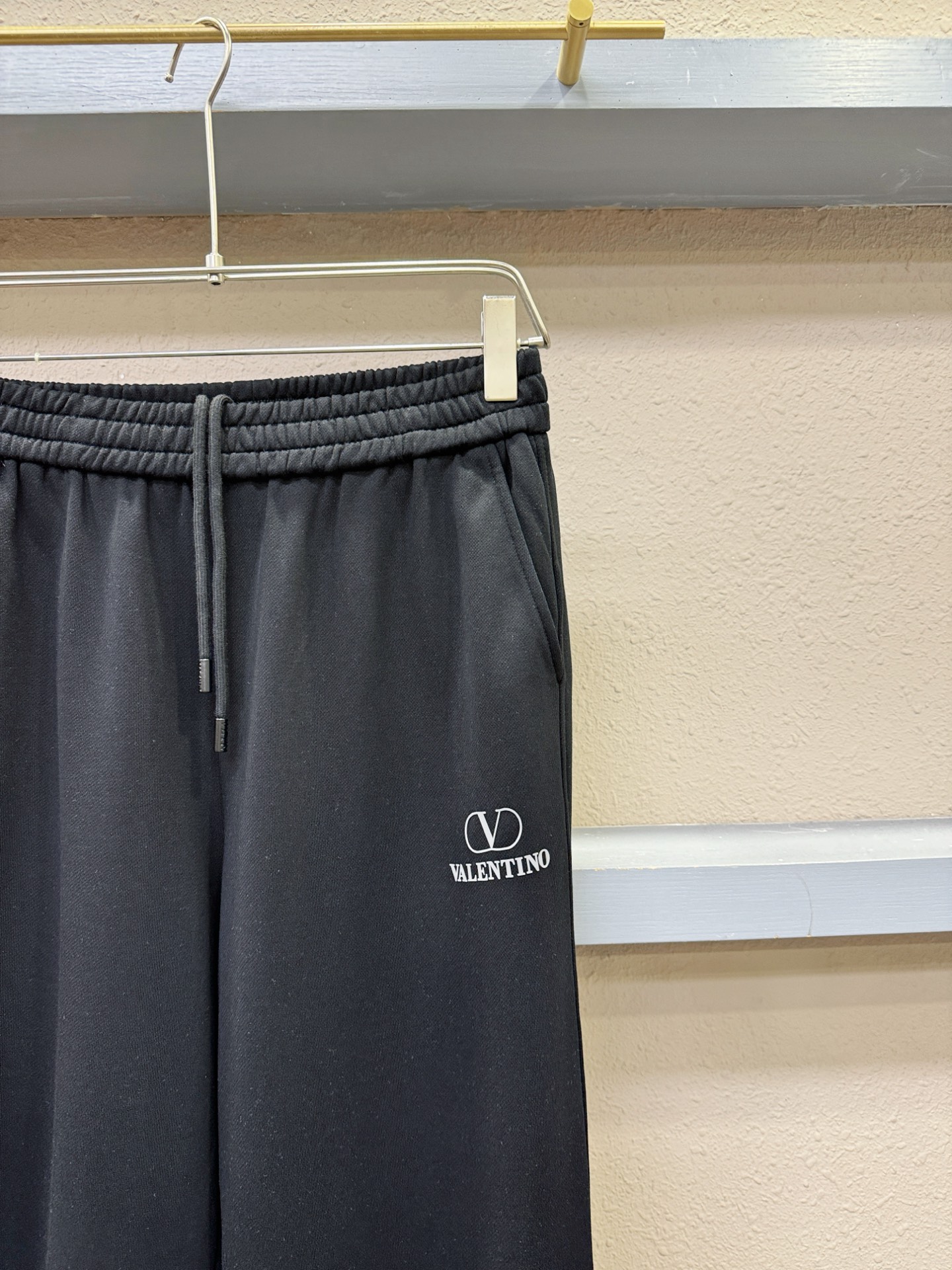 VALENTINO华伦天奴 2025秋冬超火休闲裤，选用欧洲进口面料，柔软舒适有质感，原版五金配件，非常