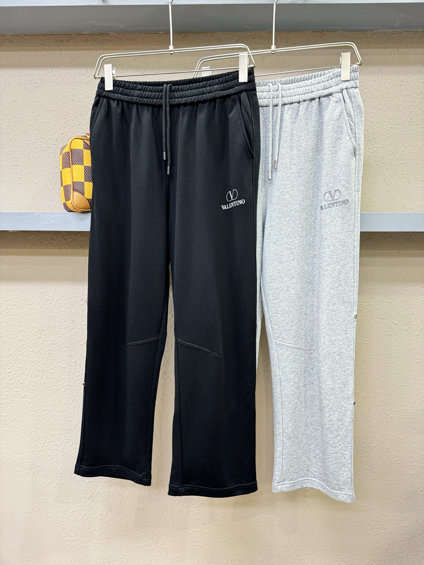 VALENTINO华伦天奴 2025秋冬超火休闲裤，选用欧洲进口面料，柔软舒适有质感，原版五金配件，非常
