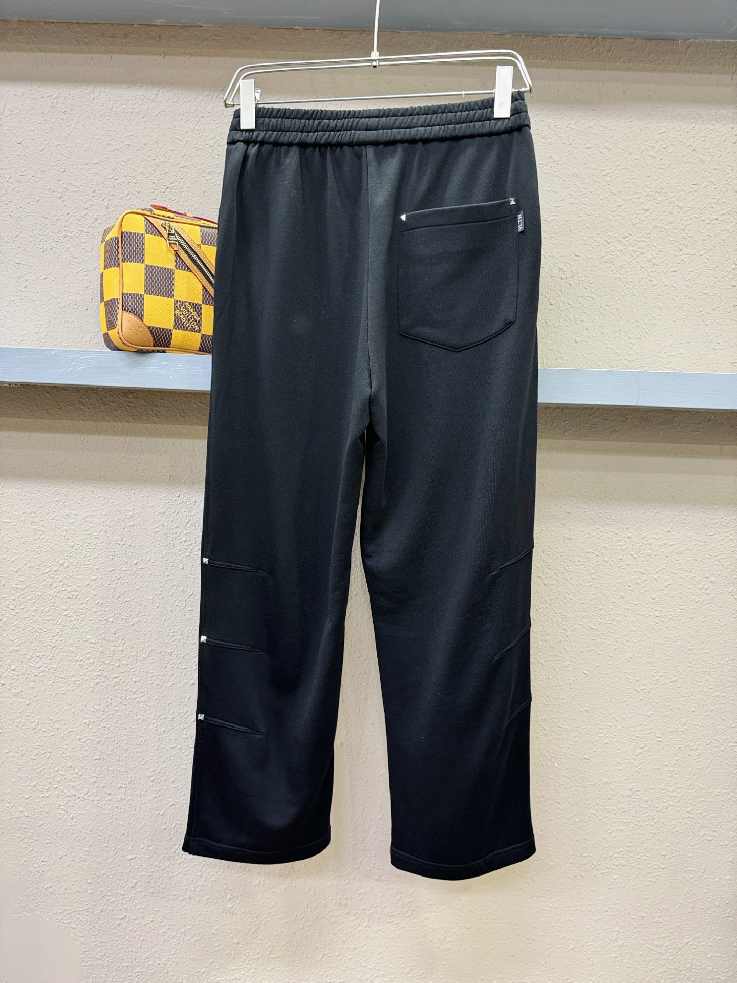 VALENTINO华伦天奴 2025秋冬超火休闲裤，选用欧洲进口面料，柔软舒适有质感，原版五金配件，非常