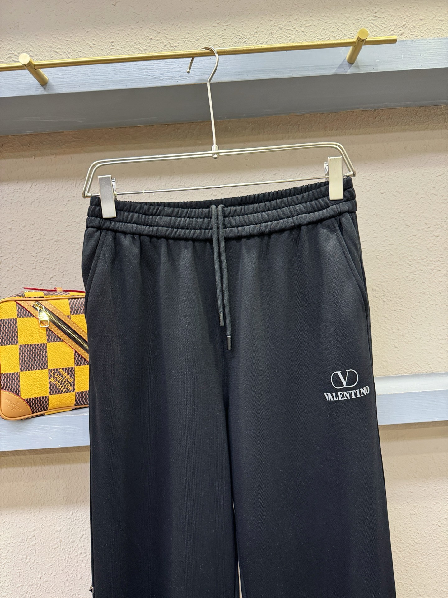 VALENTINO华伦天奴 2025秋冬超火休闲裤，选用欧洲进口面料，柔软舒适有质感，原版五金配件，非常