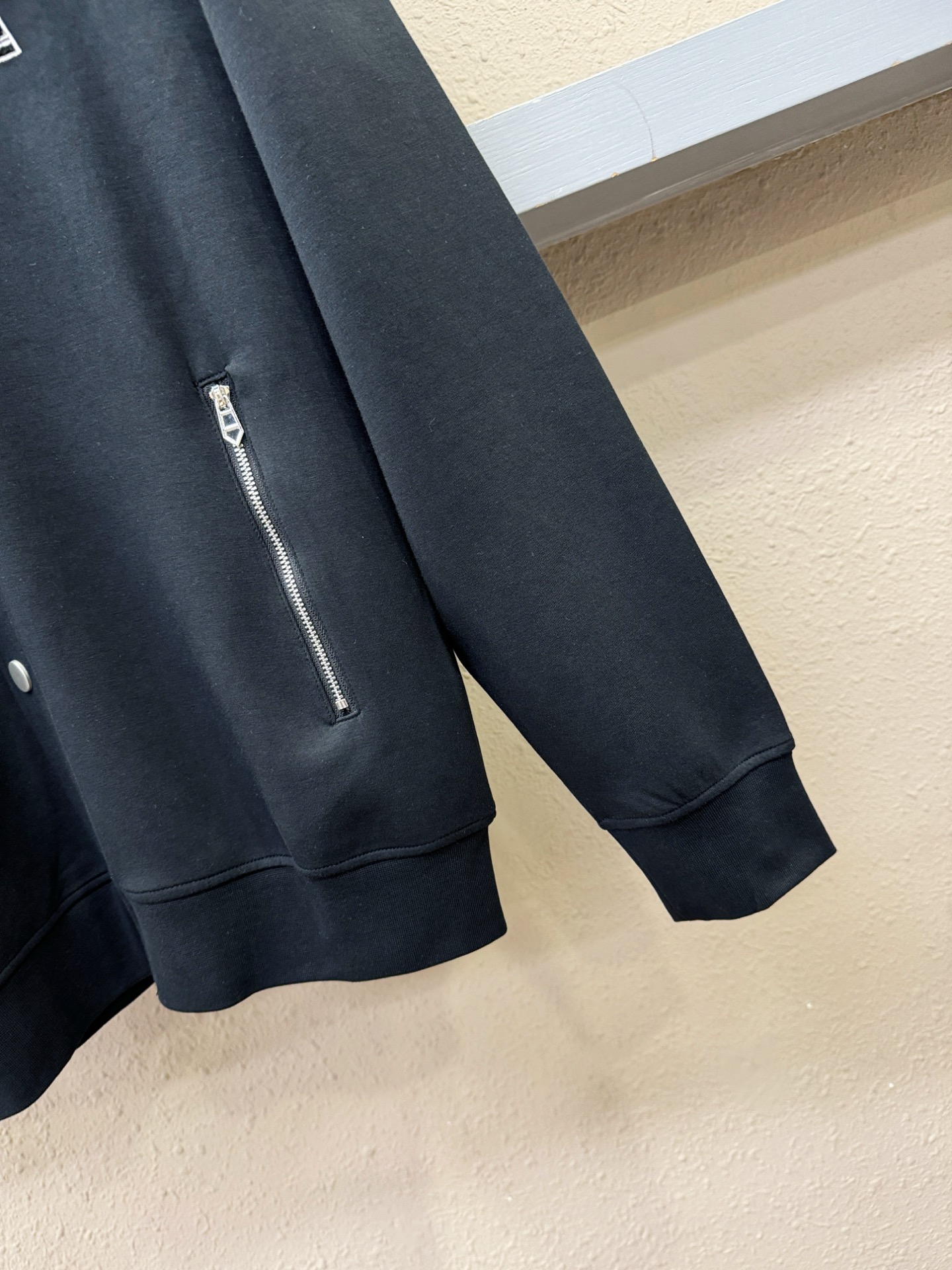 Hermès爱马仕 2025秋冬新款夹克开衫外套，原单狠货 开衫外套。欧洲专柜同步，上身更随意大方，专柜