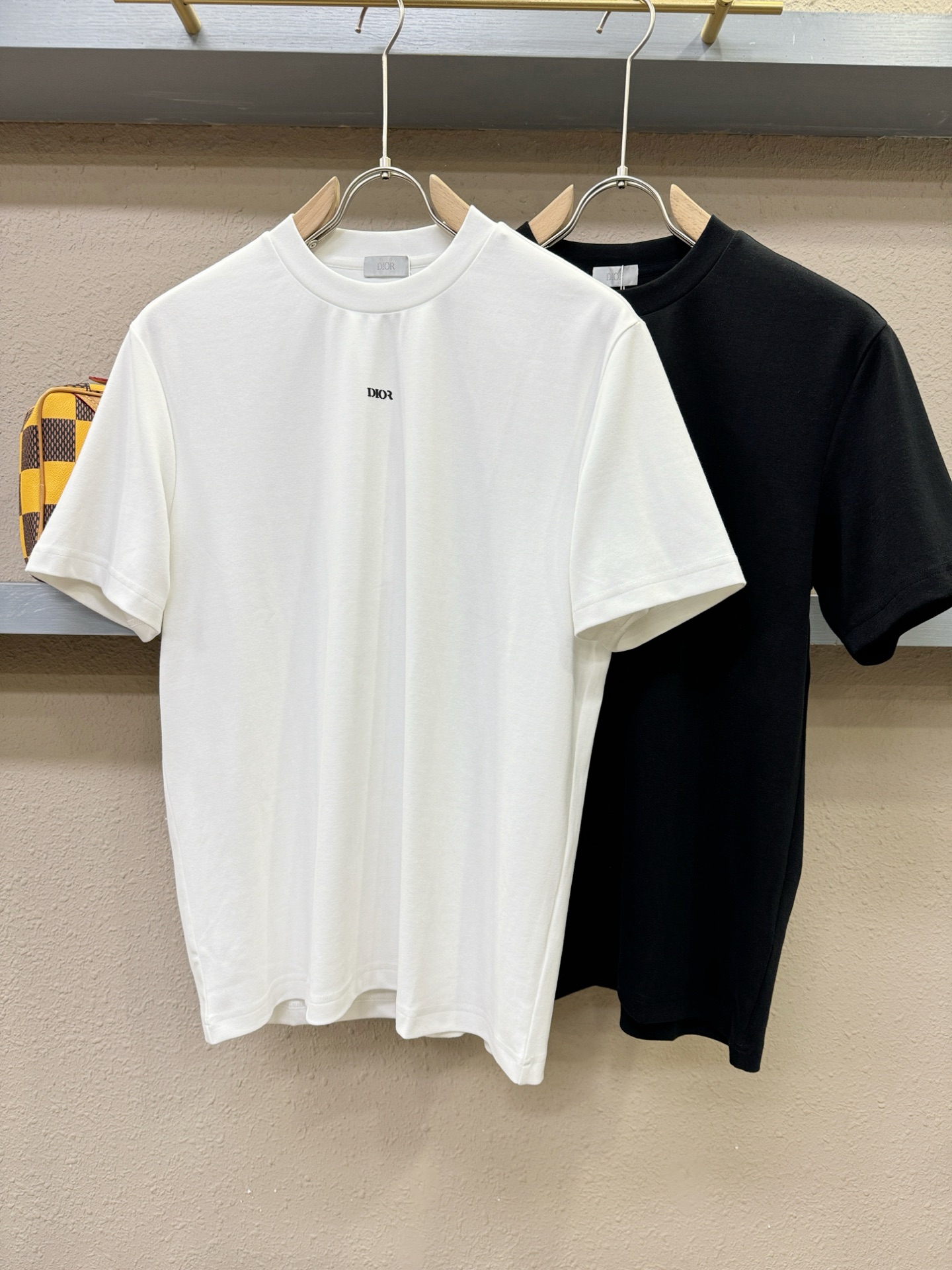 Dior迪奥 顶级品质 2025秋冬新品短袖！原版定制面料，手感柔软。顶级进口私货，时尚设计潮流羊毛短袖