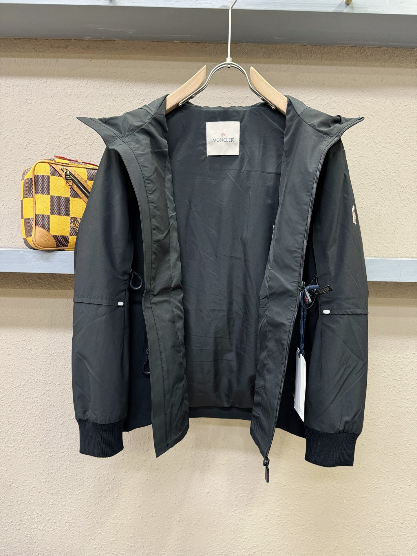 Moncler蒙口 2025秋冬新款夹克外套，原单狠货 意大利进口面料时尚夹克外套。欧洲专柜同步，上身更