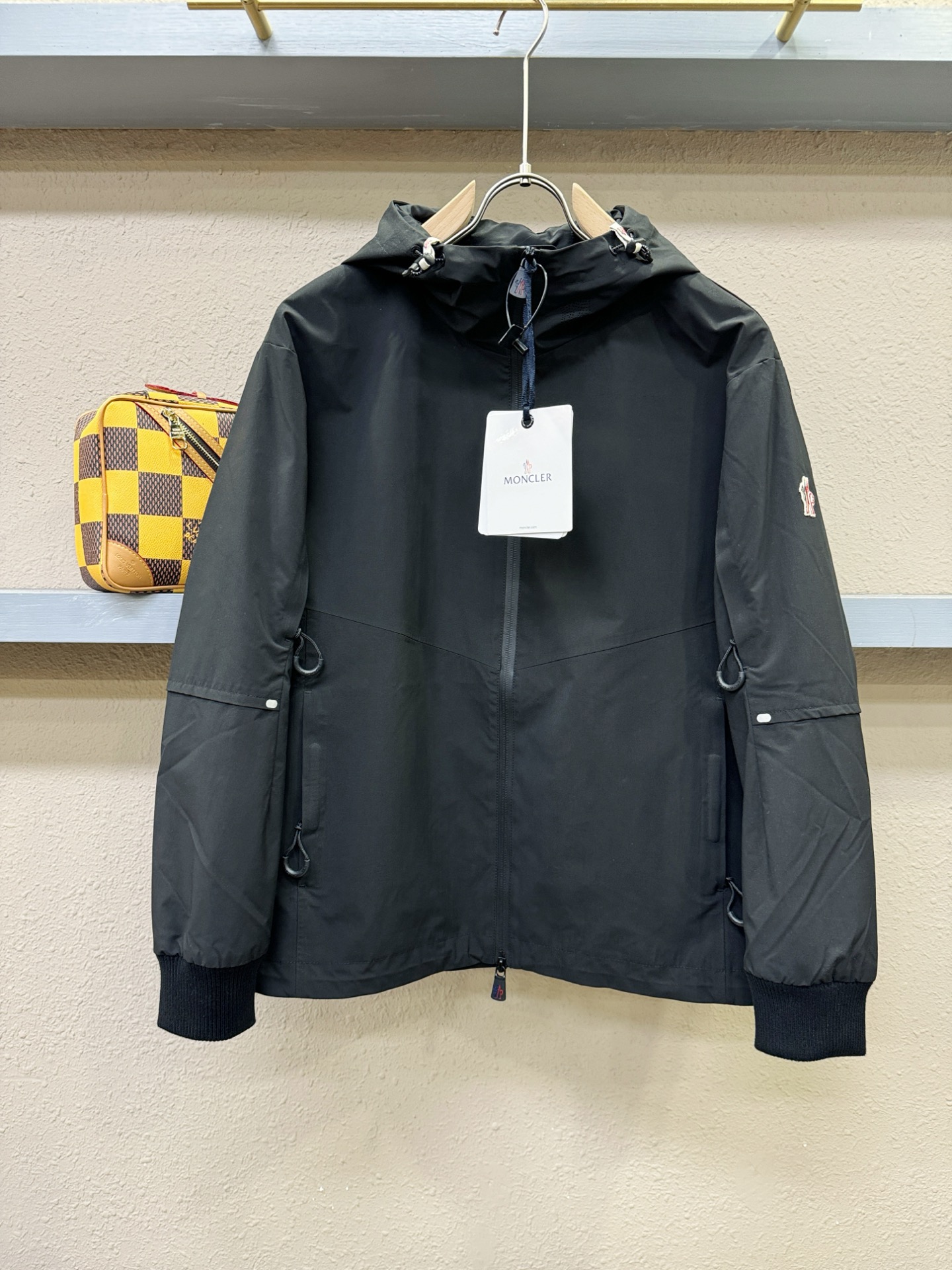 Moncler蒙口 2025秋冬新款夹克外套，原单狠货 意大利进口面料时尚夹克外套。欧洲专柜同步，上身更