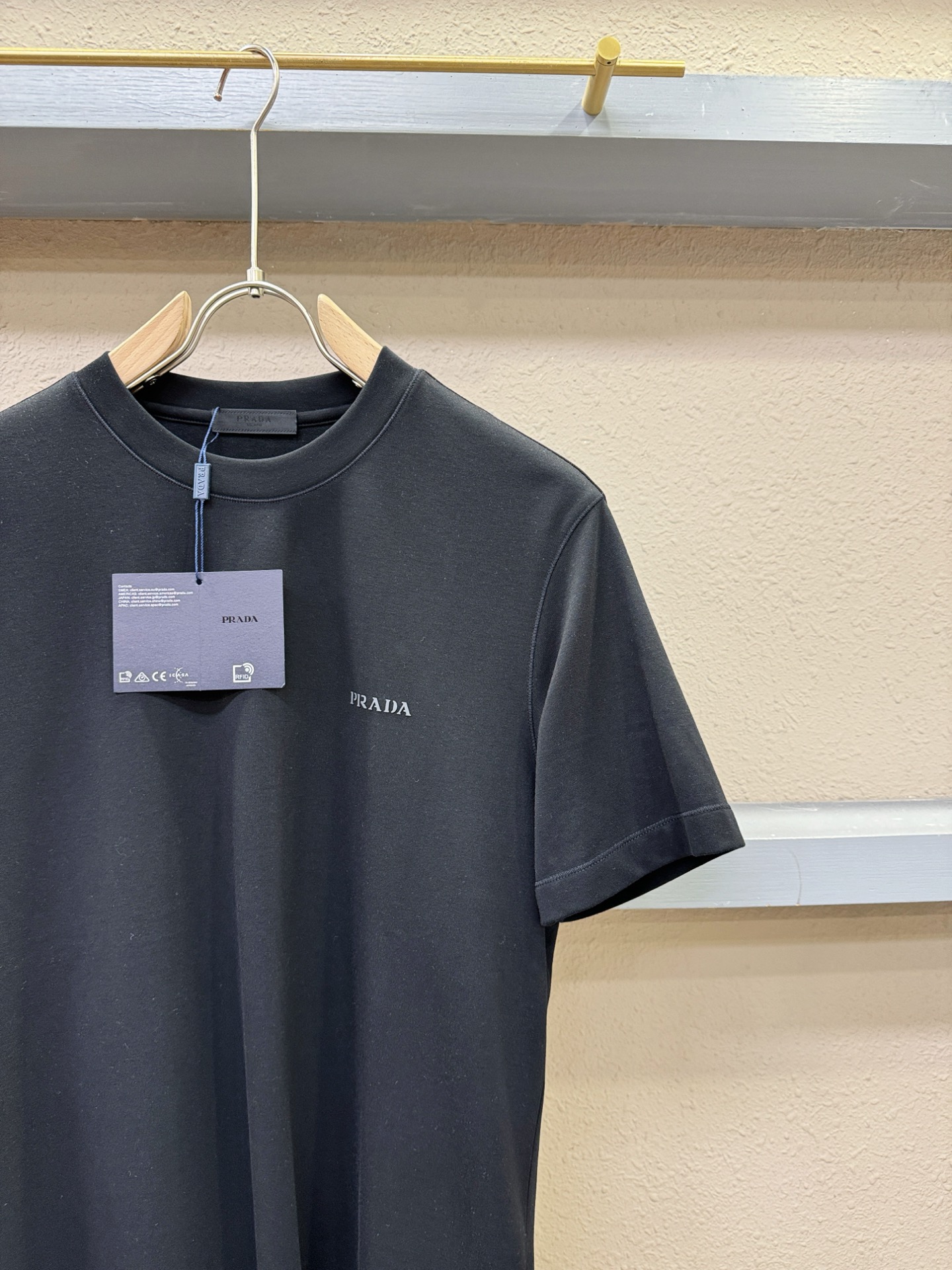 PRADA 普拉达 顶级品质 2025秋冬新品短袖！原版定制面料，手感柔软。顶级进口私货，时尚设计潮流羊