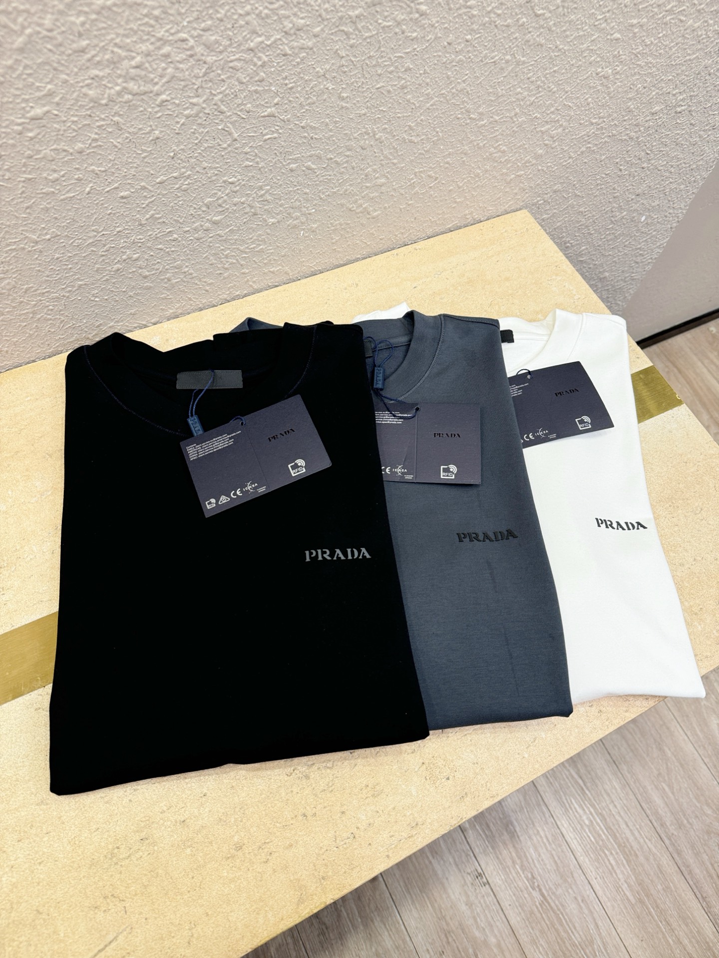 PRADA 普拉达 顶级品质 2025秋冬新品短袖！原版定制面料，手感柔软。顶级进口私货，时尚设计潮流羊