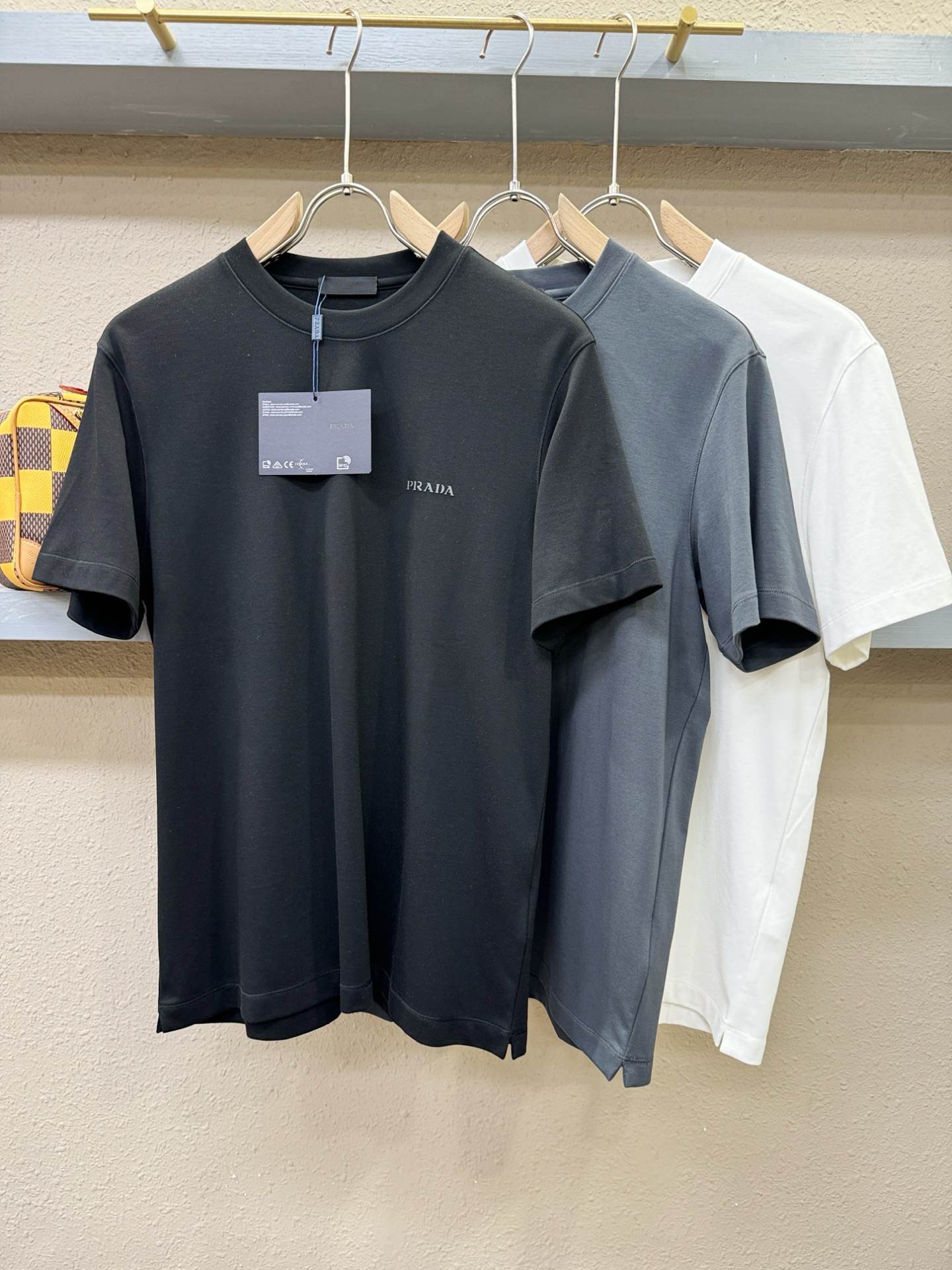 PRADA 普拉达 顶级品质 2025秋冬新品短袖！原版定制面料，手感柔软。顶级进口私货，时尚设计潮流羊