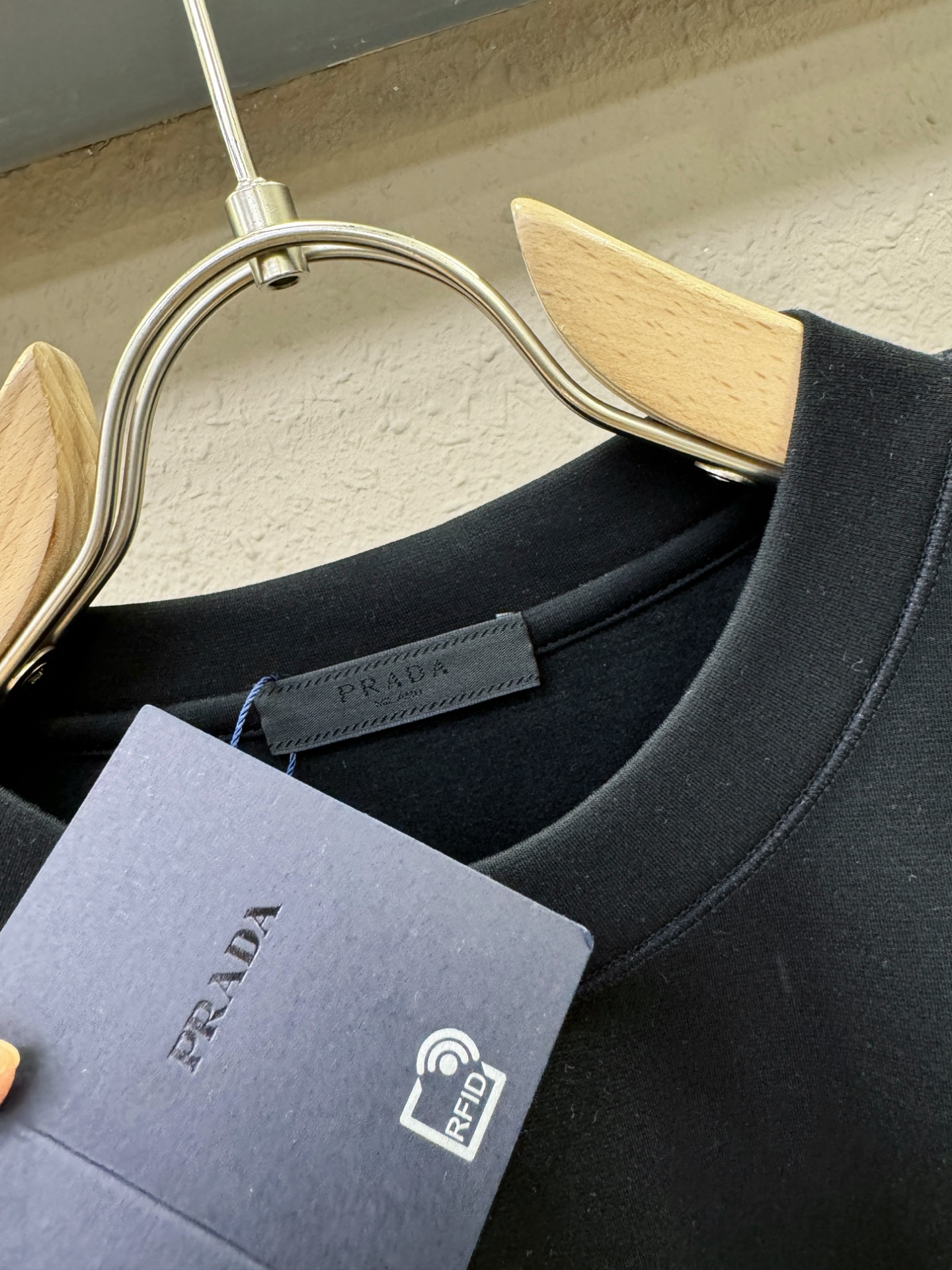 PRADA 普拉达 顶级品质 2025秋冬新品短袖！原版定制面料，手感柔软。顶级进口私货，时尚设计潮流羊