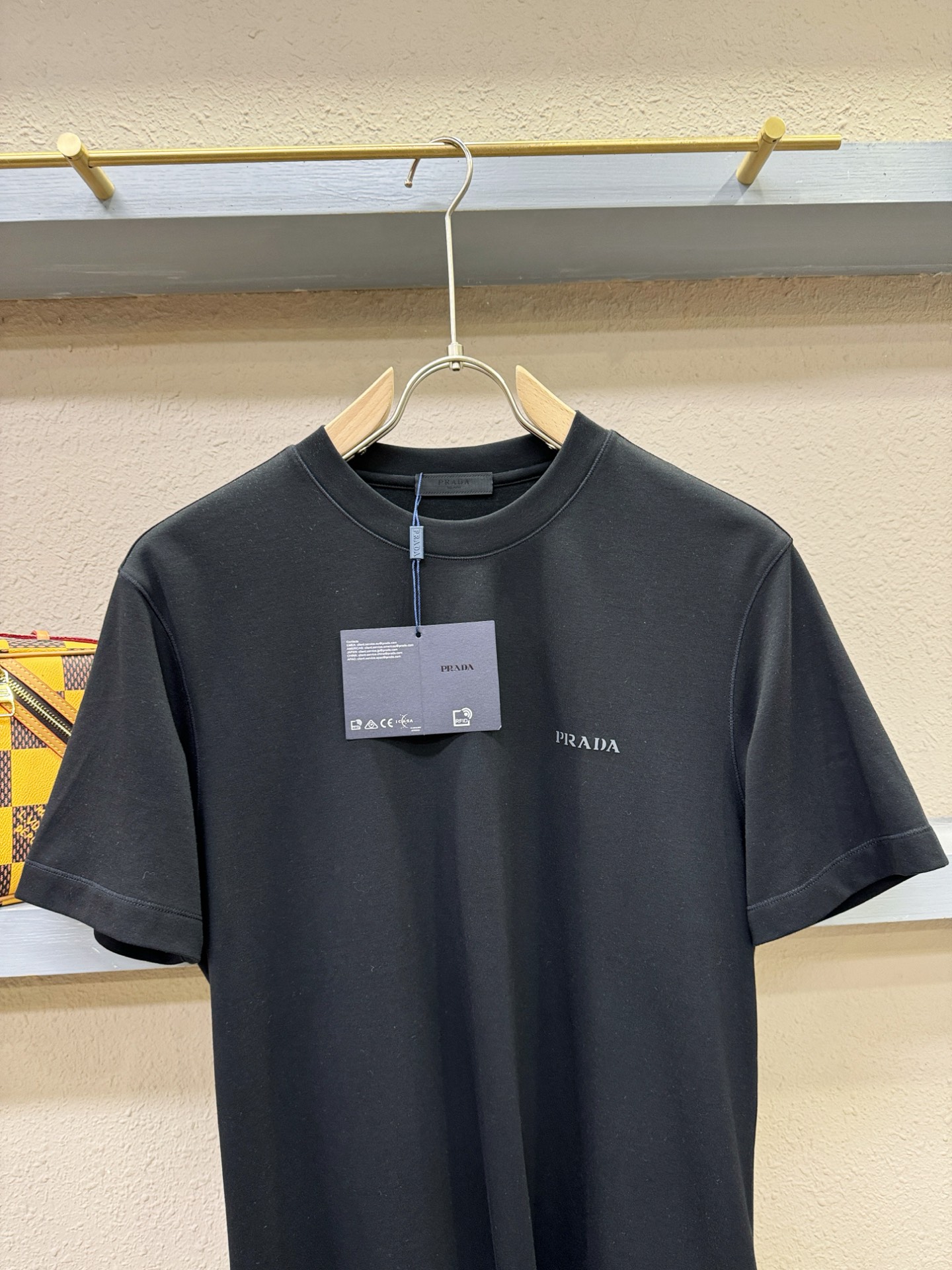 PRADA 普拉达 顶级品质 2025秋冬新品短袖！原版定制面料，手感柔软。顶级进口私货，时尚设计潮流羊