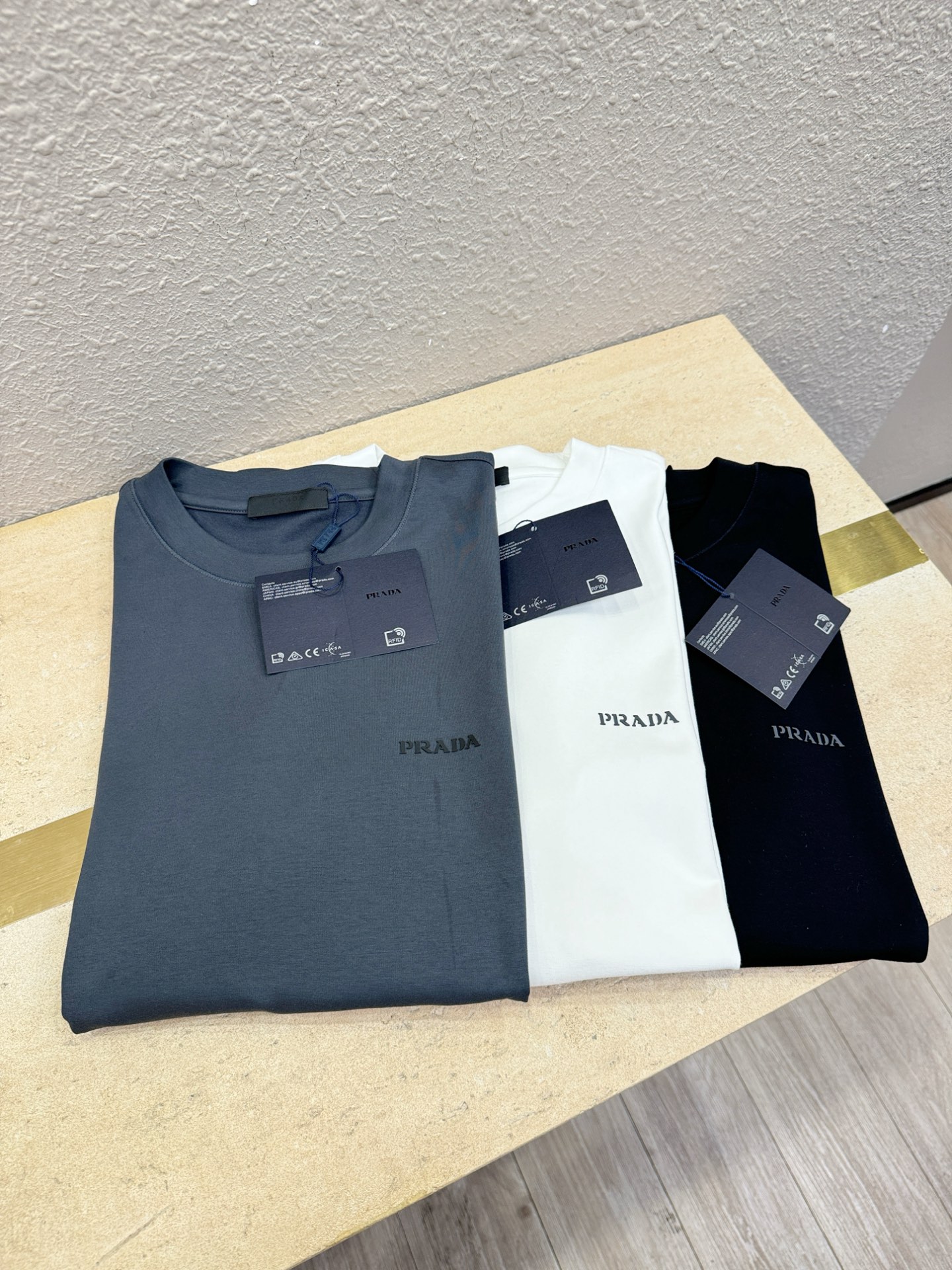 PRADA 普拉达 顶级品质 2025秋冬新品短袖！原版定制面料，手感柔软。顶级进口私货，时尚设计潮流羊