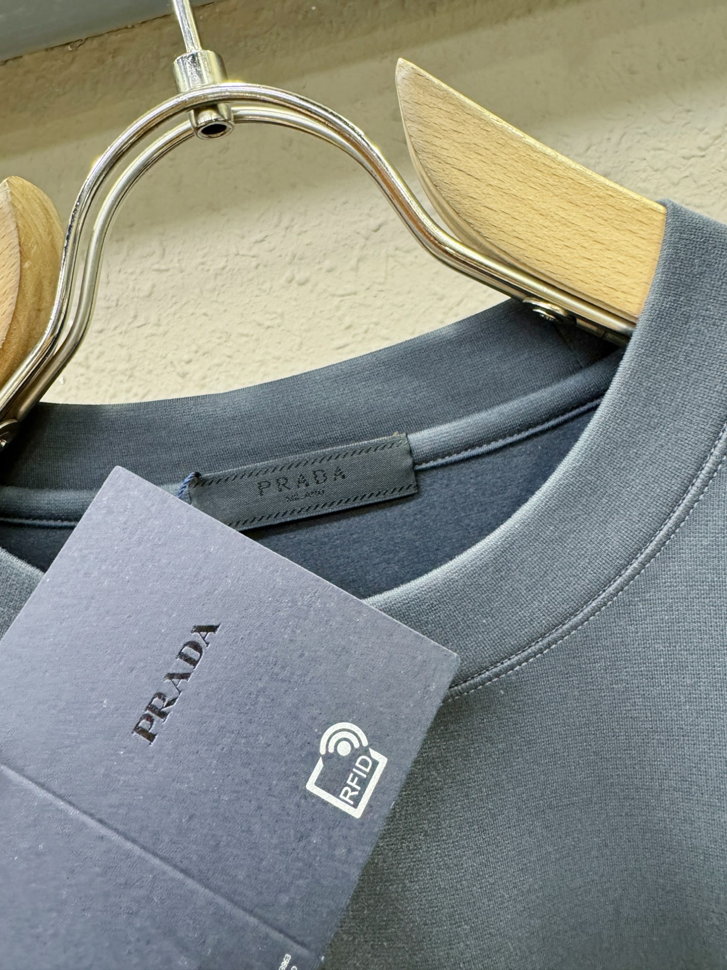 PRADA 普拉达 顶级品质 2025秋冬新品短袖！原版定制面料，手感柔软。顶级进口私货，时尚设计潮流羊