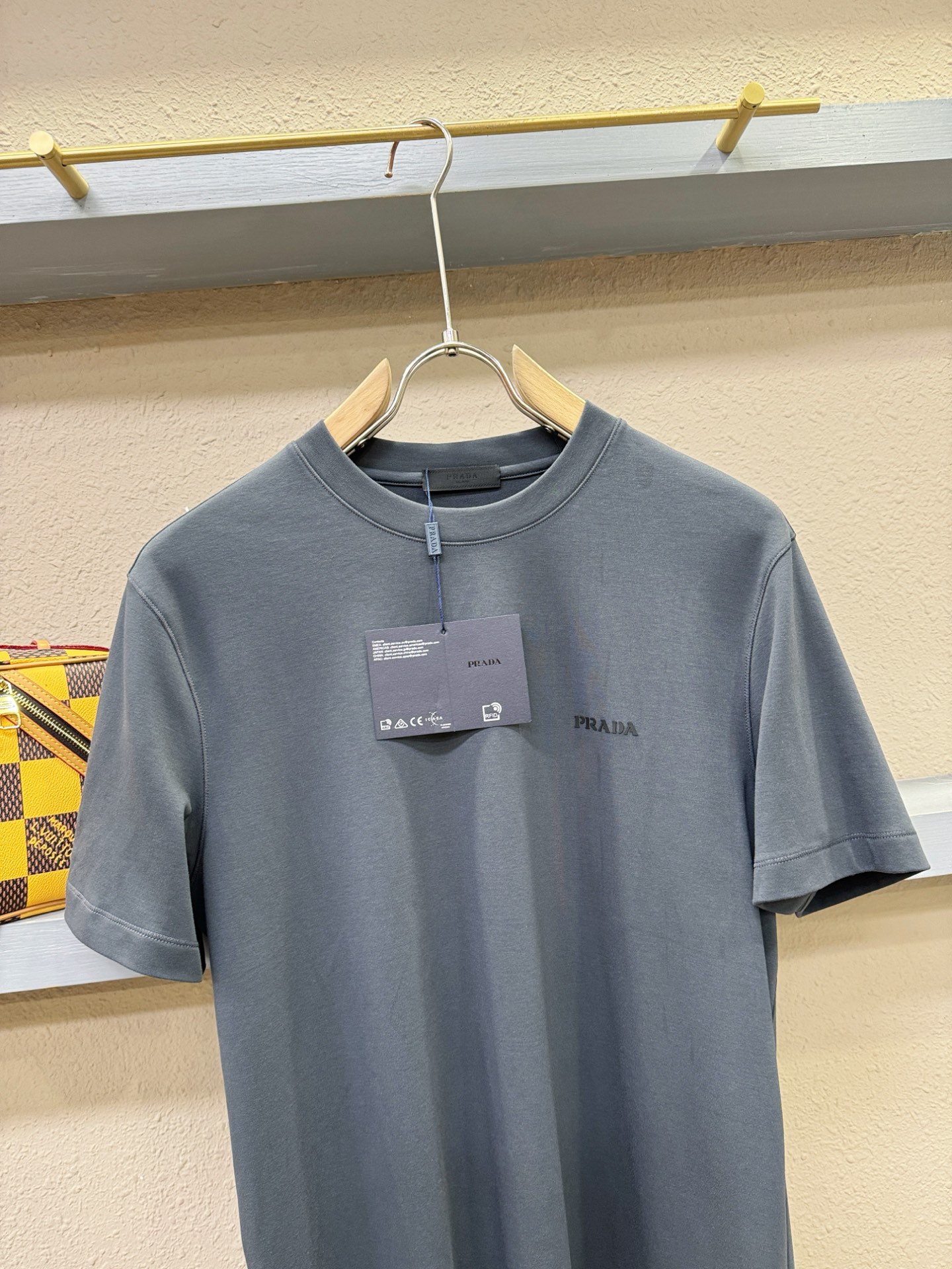 PRADA 普拉达 顶级品质 2025秋冬新品短袖！原版定制面料，手感柔软。顶级进口私货，时尚设计潮流羊