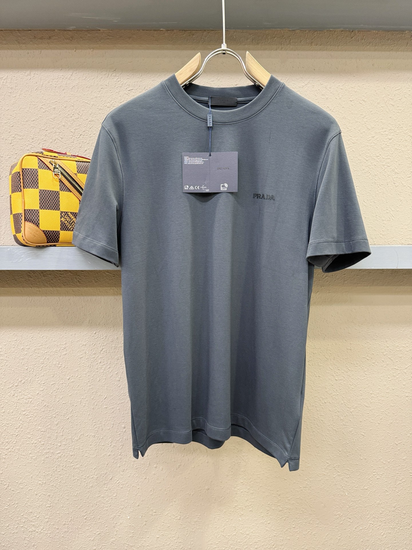 PRADA 普拉达 顶级品质 2025秋冬新品短袖！原版定制面料，手感柔软。顶级进口私货，时尚设计潮流羊
