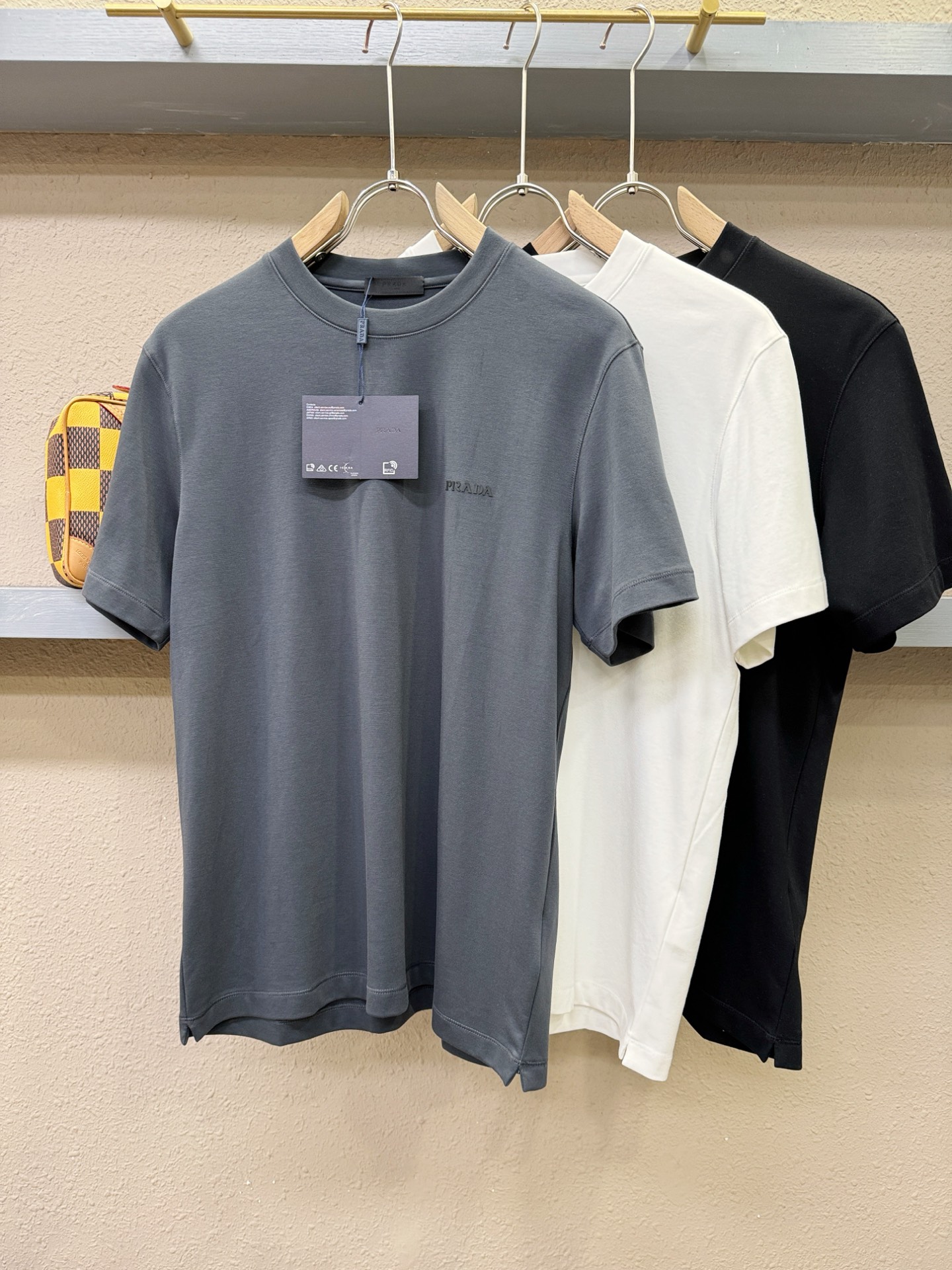 PRADA 普拉达 顶级品质 2025秋冬新品短袖！原版定制面料，手感柔软。顶级进口私货，时尚设计潮流羊
