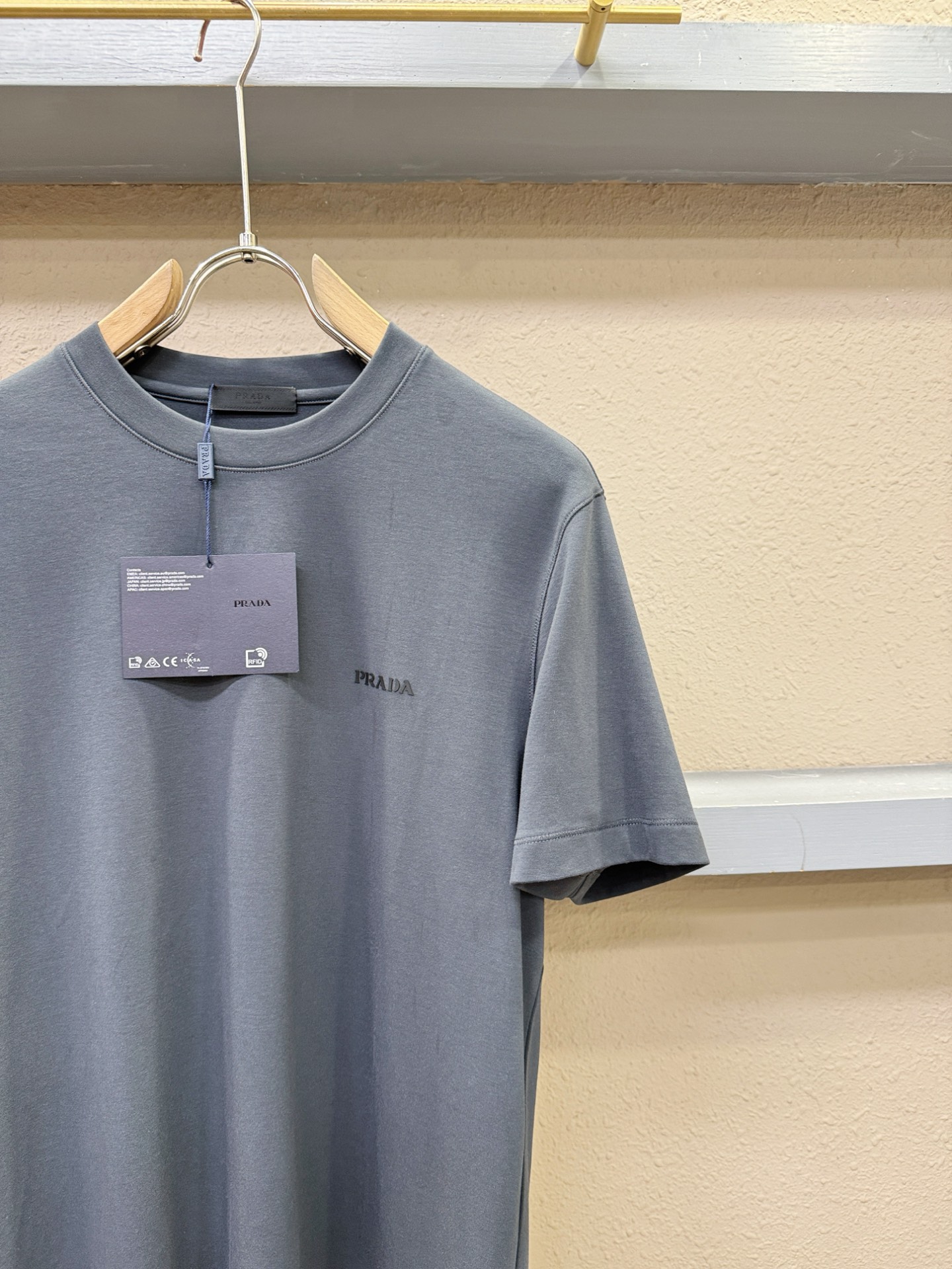 PRADA 普拉达 顶级品质 2025秋冬新品短袖！原版定制面料，手感柔软。顶级进口私货，时尚设计潮流羊