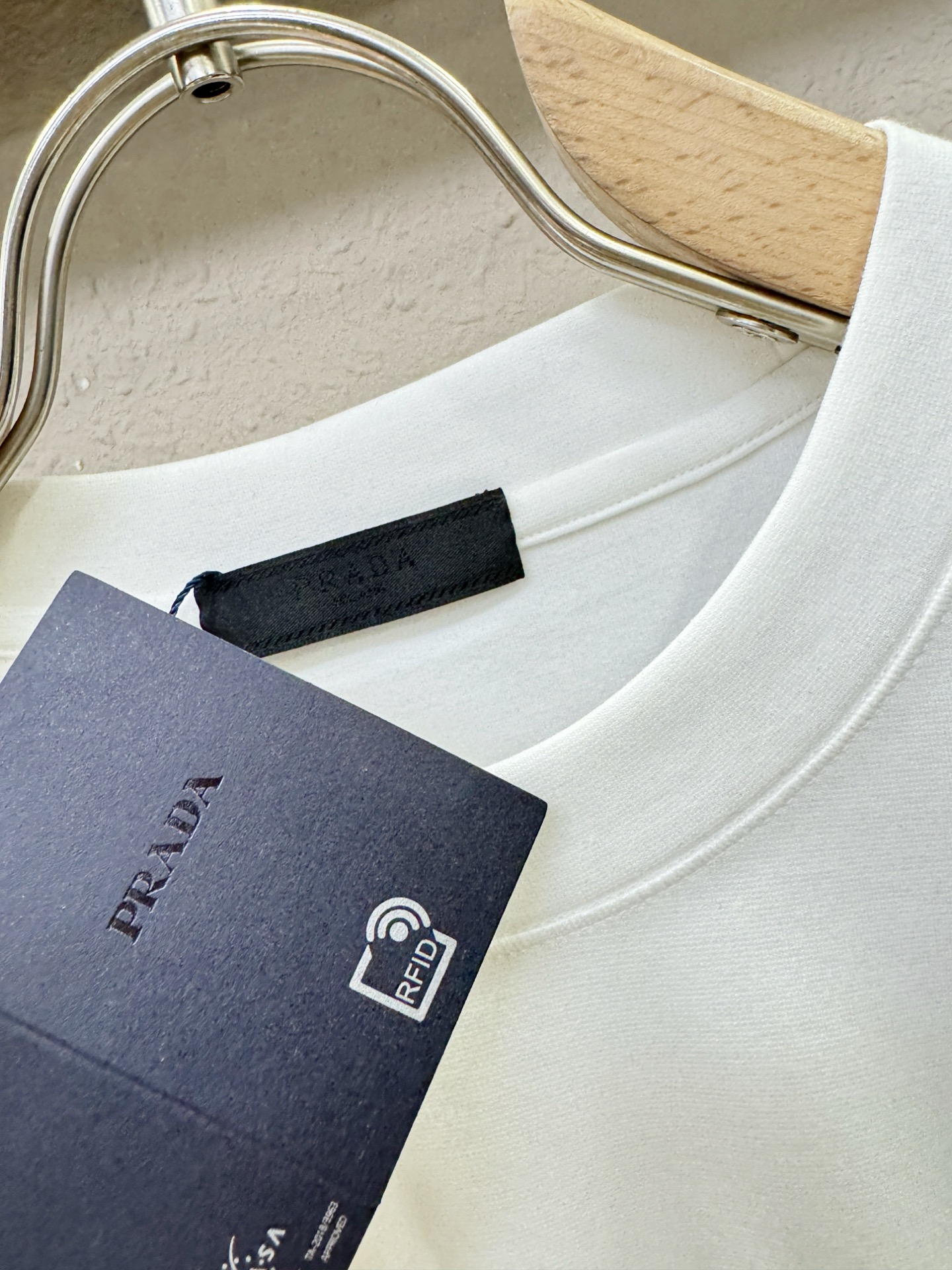 PRADA 普拉达 顶级品质 2025秋冬新品短袖！原版定制面料，手感柔软。顶级进口私货，时尚设计潮流羊