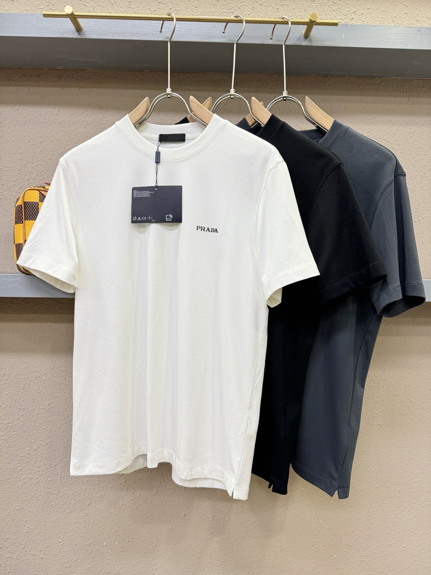 PRADA 普拉达 顶级品质 2025秋冬新品短袖！原版定制面料，手感柔软。顶级进口私货，时尚设计潮流羊