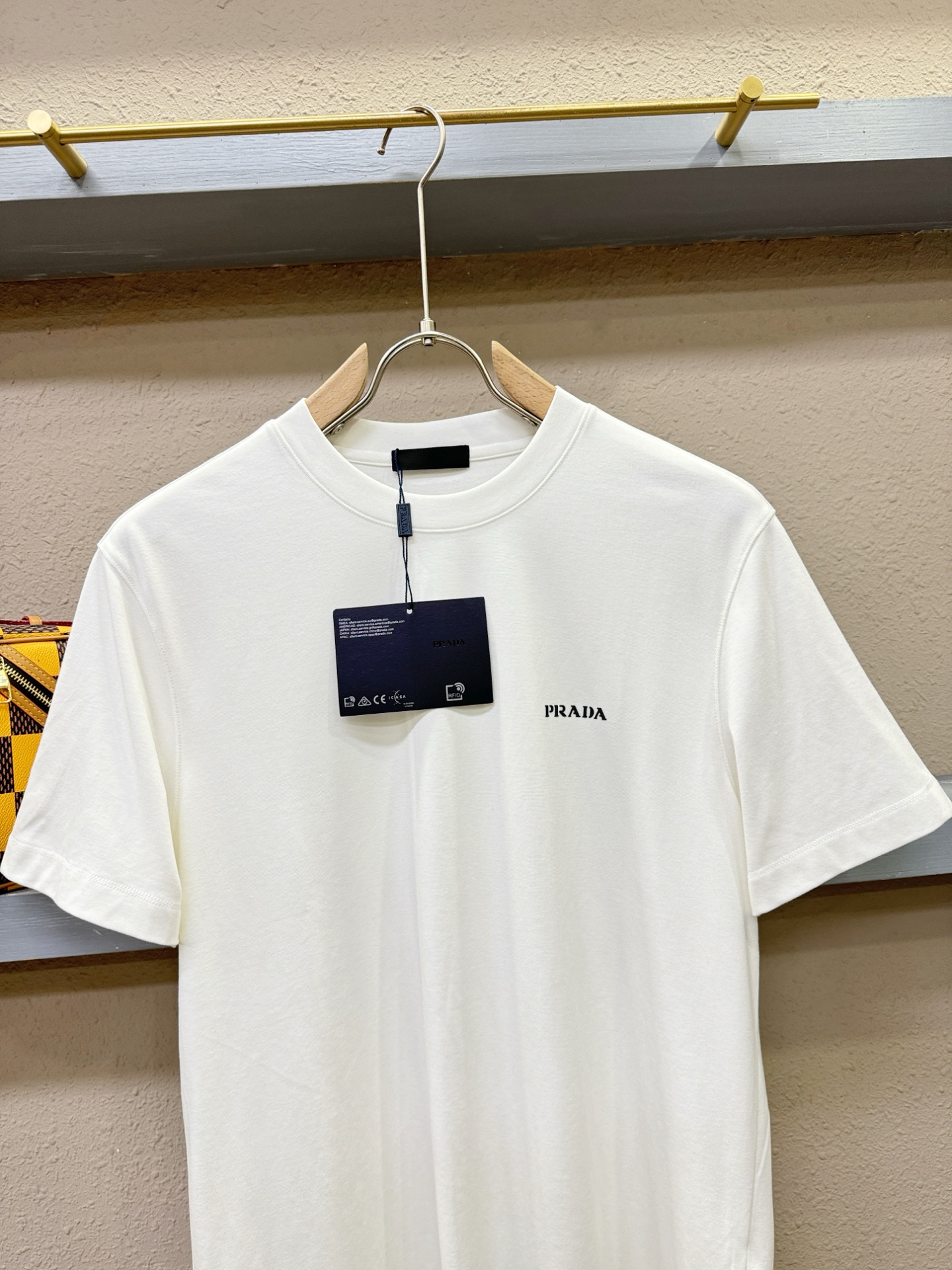 PRADA 普拉达 顶级品质 2025秋冬新品短袖！原版定制面料，手感柔软。顶级进口私货，时尚设计潮流羊