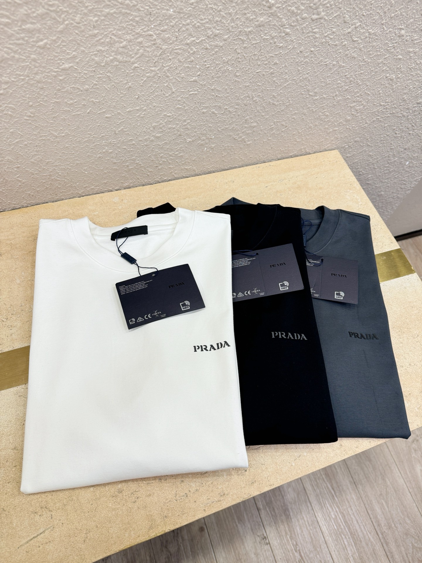 PRADA 普拉达 顶级品质 2025秋冬新品短袖！原版定制面料，手感柔软。顶级进口私货，时尚设计潮流羊