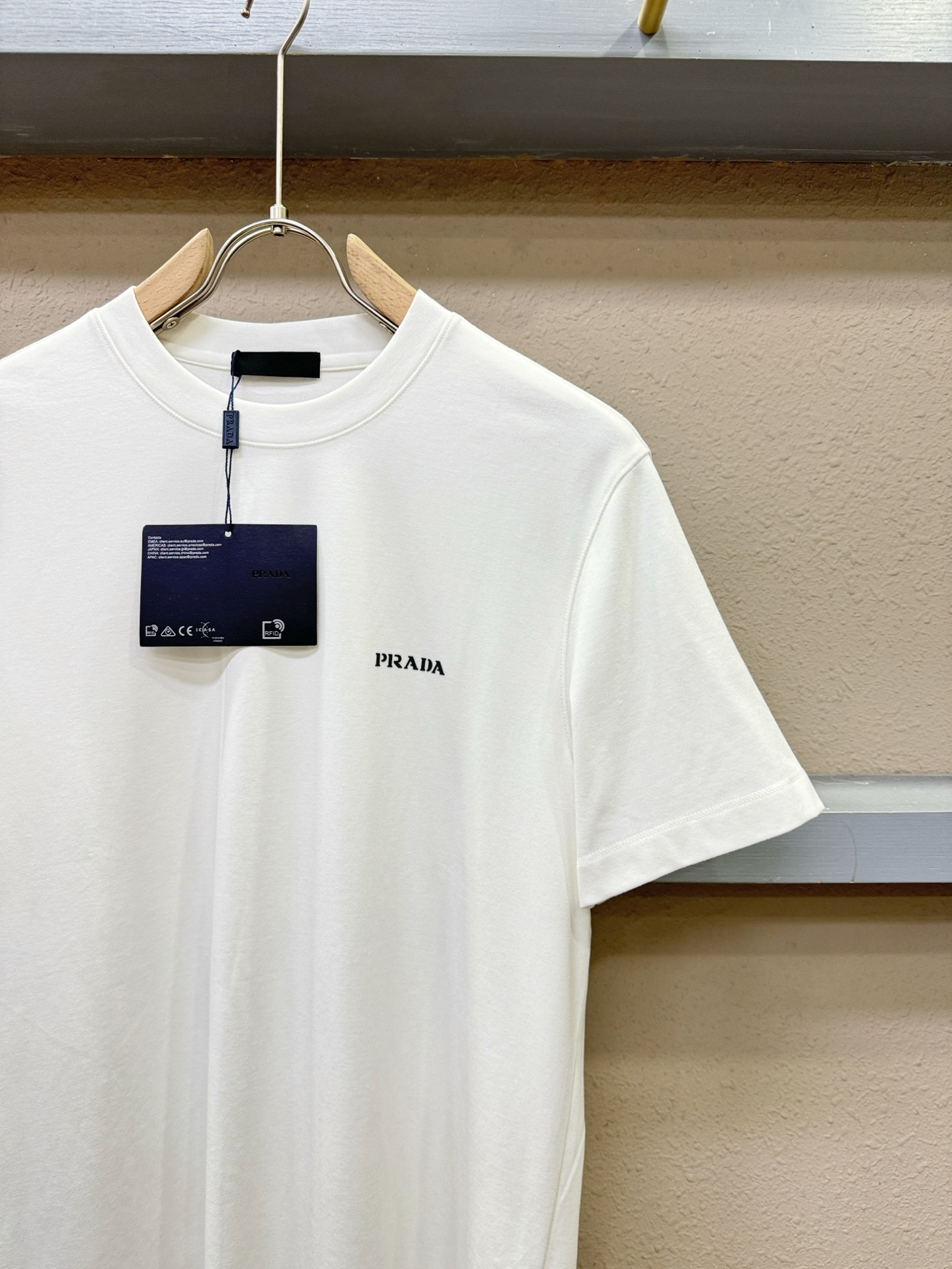 PRADA 普拉达 顶级品质 2025秋冬新品短袖！原版定制面料，手感柔软。顶级进口私货，时尚设计潮流羊