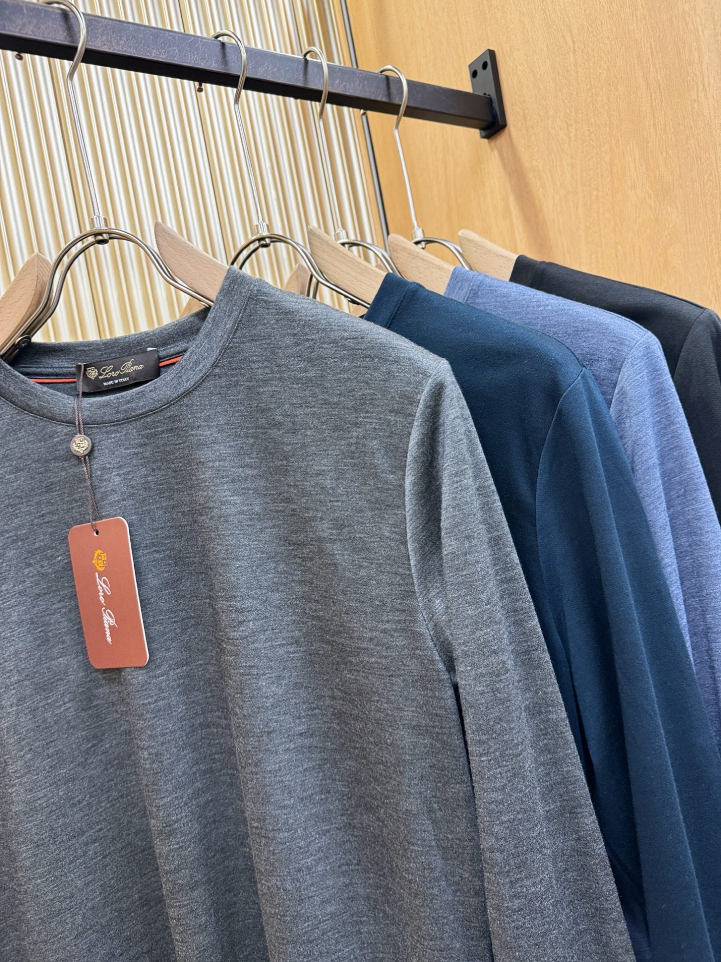 Loro Piana诺悠翩雅 2025ss秋冬新品 长袖T恤，经典Logo设计，百搭款 官网同步发售 定