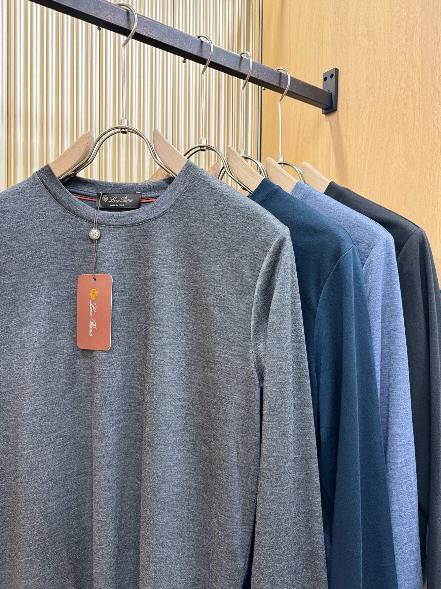 Loro Piana诺悠翩雅 2025ss秋冬新品 长袖T恤，经典Logo设计，百搭款 官网同步发售 定