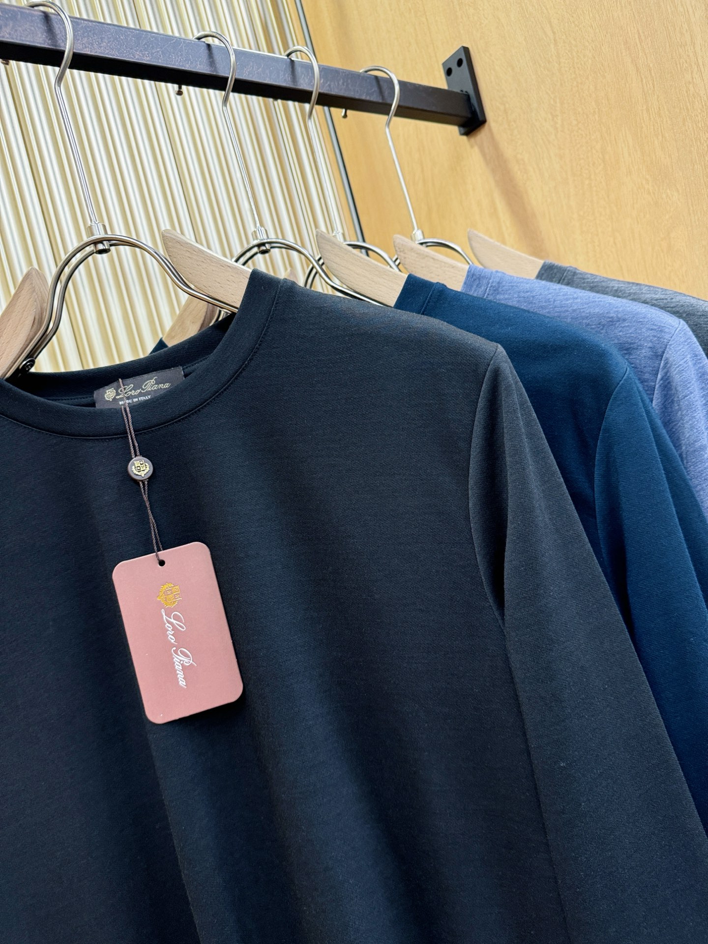 Loro Piana诺悠翩雅 2025ss秋冬新品 长袖T恤，经典Logo设计，百搭款 官网同步发售 定