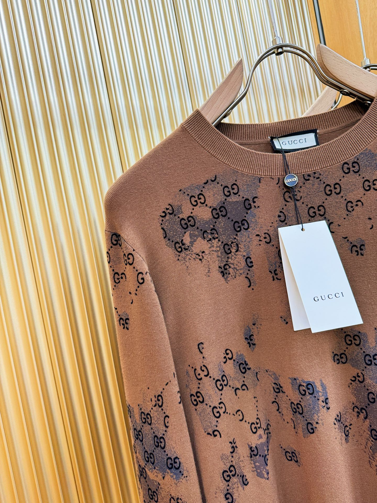 Gucci古奇 2025秋冬新款毛衣，桑蚕丝+绵羊毛，顶级桑蚕丝绵羊毛面料，手感柔软。 logo图案设计