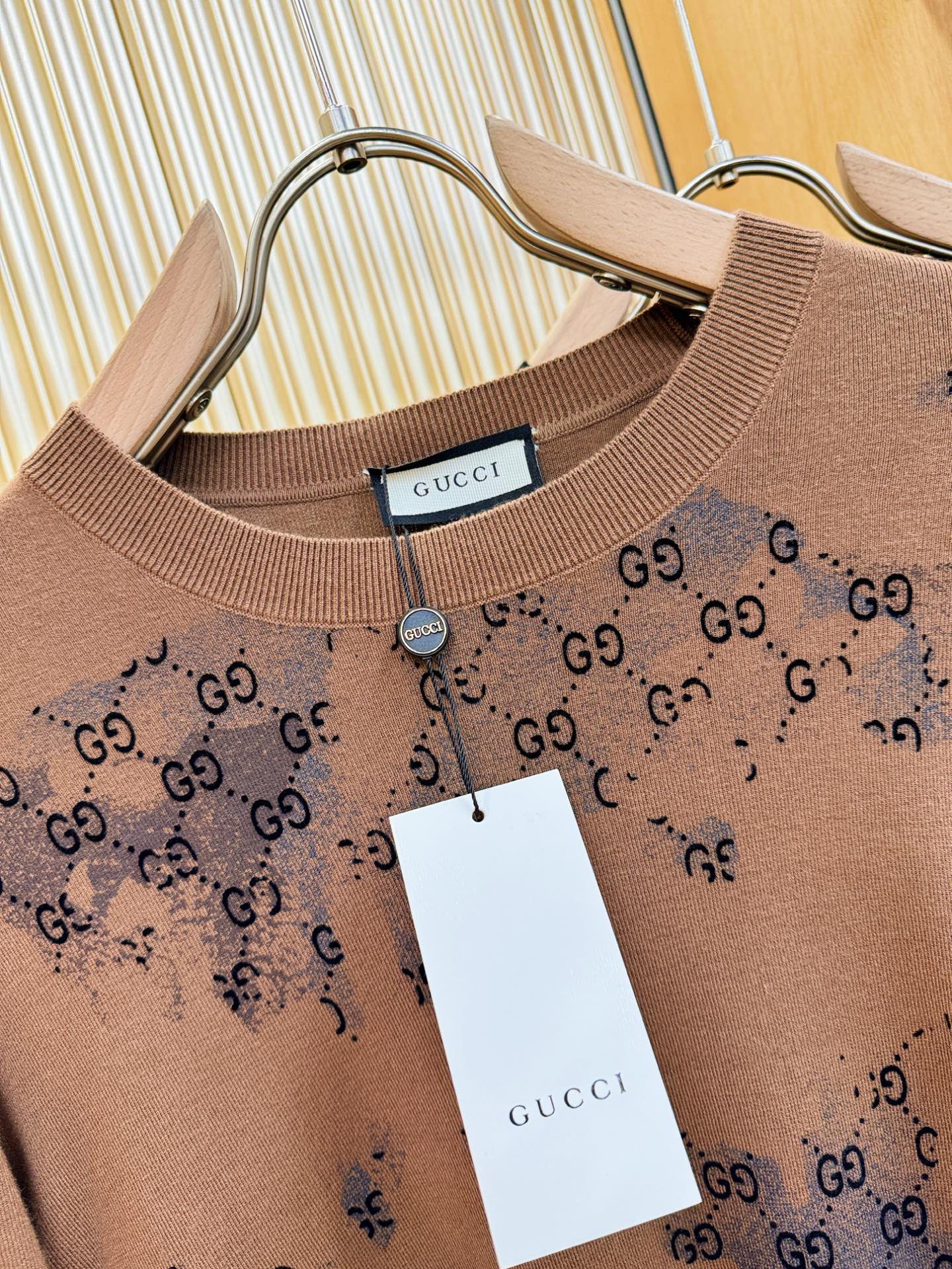 Gucci古奇 2025秋冬新款毛衣，桑蚕丝+绵羊毛，顶级桑蚕丝绵羊毛面料，手感柔软。 logo图案设计