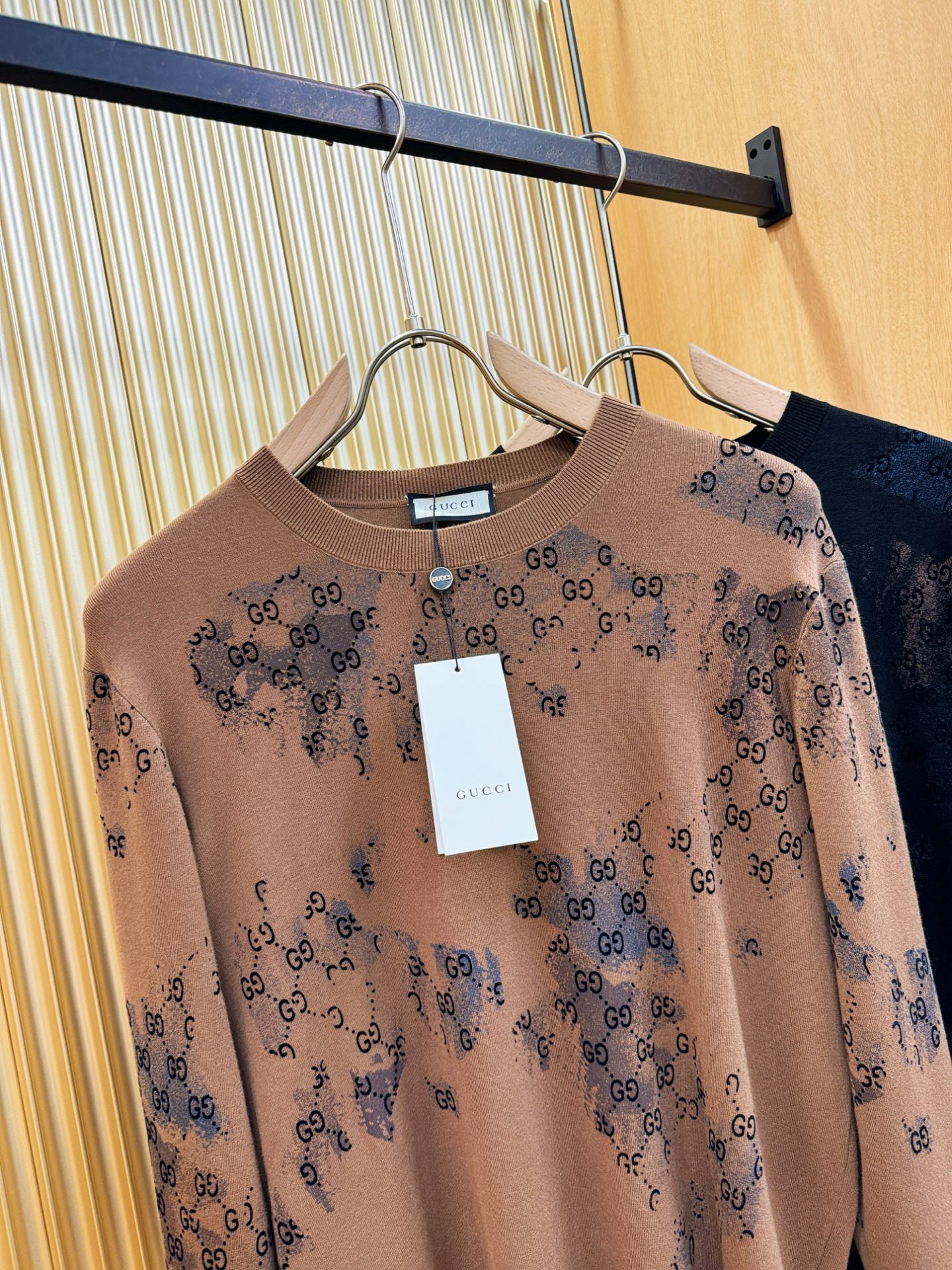 Gucci古奇 2025秋冬新款毛衣，桑蚕丝+绵羊毛，顶级桑蚕丝绵羊毛面料，手感柔软。 logo图案设计