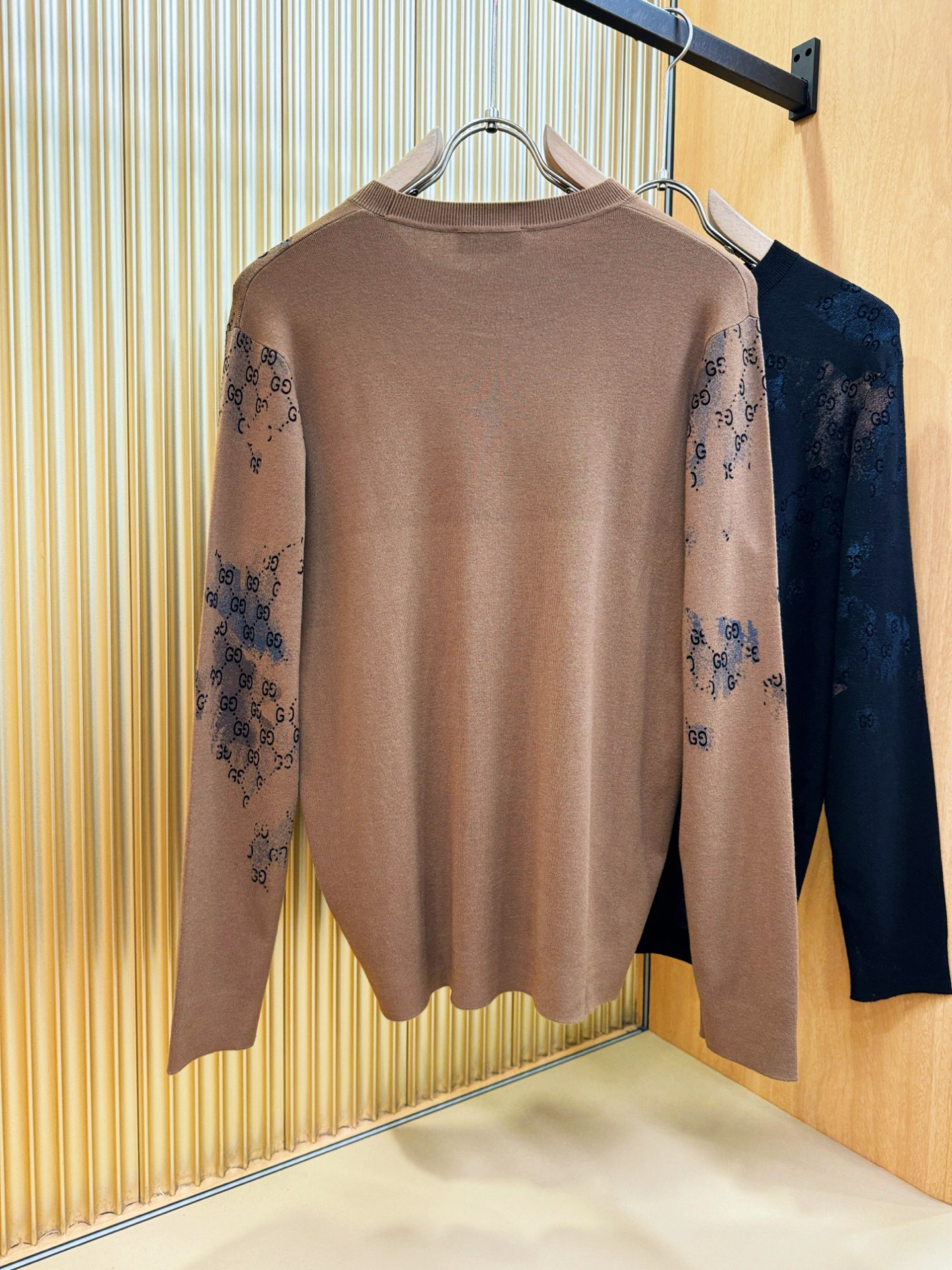 Gucci古奇 2025秋冬新款毛衣，桑蚕丝+绵羊毛，顶级桑蚕丝绵羊毛面料，手感柔软。 logo图案设计