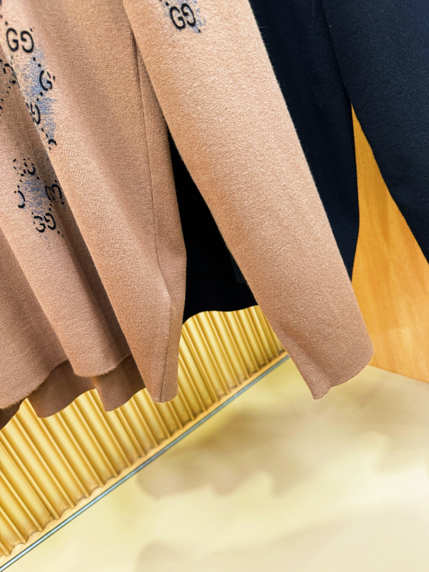 Gucci古奇 2025秋冬新款毛衣，桑蚕丝+绵羊毛，顶级桑蚕丝绵羊毛面料，手感柔软。 logo图案设计