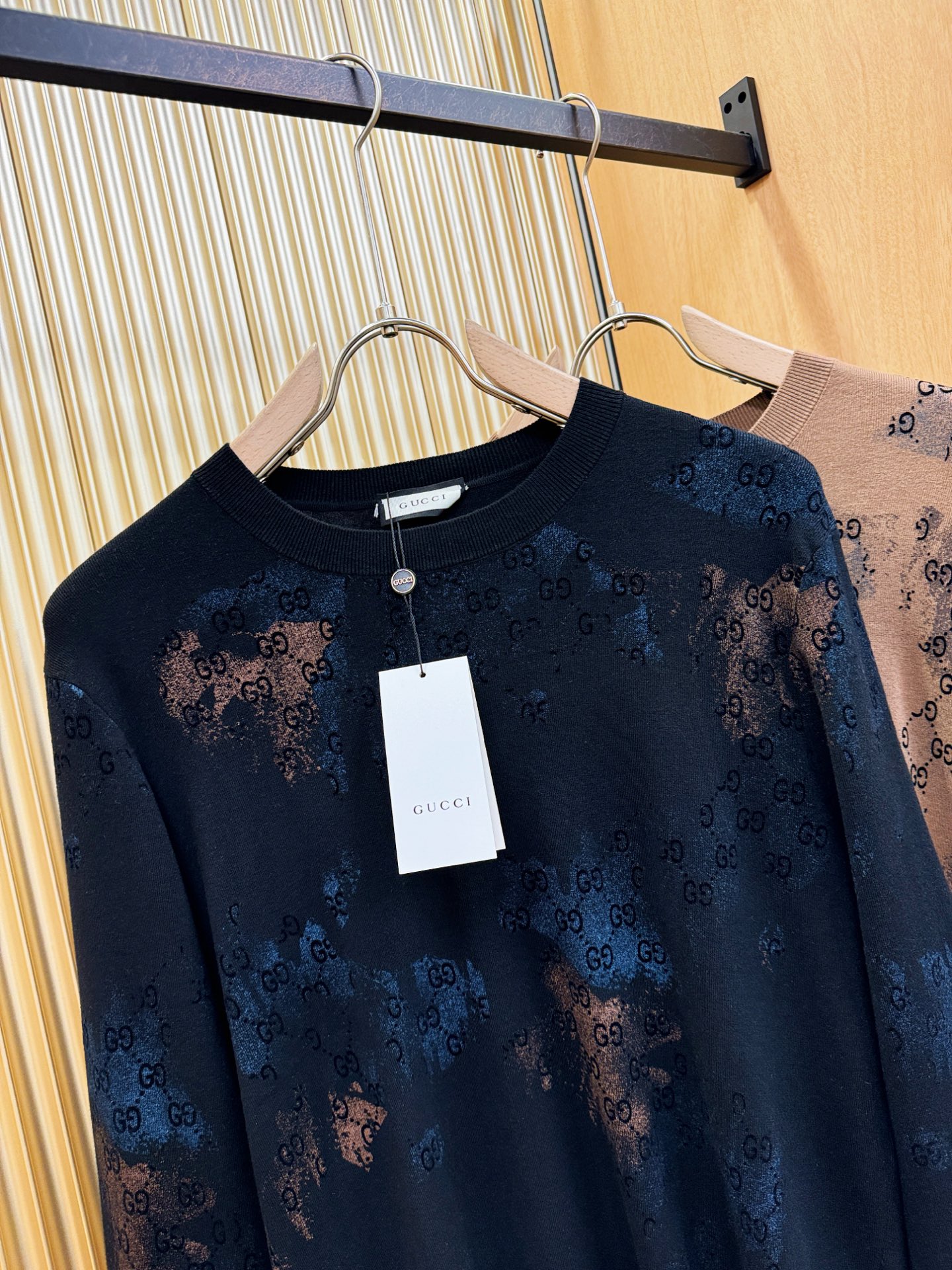 Gucci古奇 2025秋冬新款毛衣，桑蚕丝+绵羊毛，顶级桑蚕丝绵羊毛面料，手感柔软。 logo图案设计
