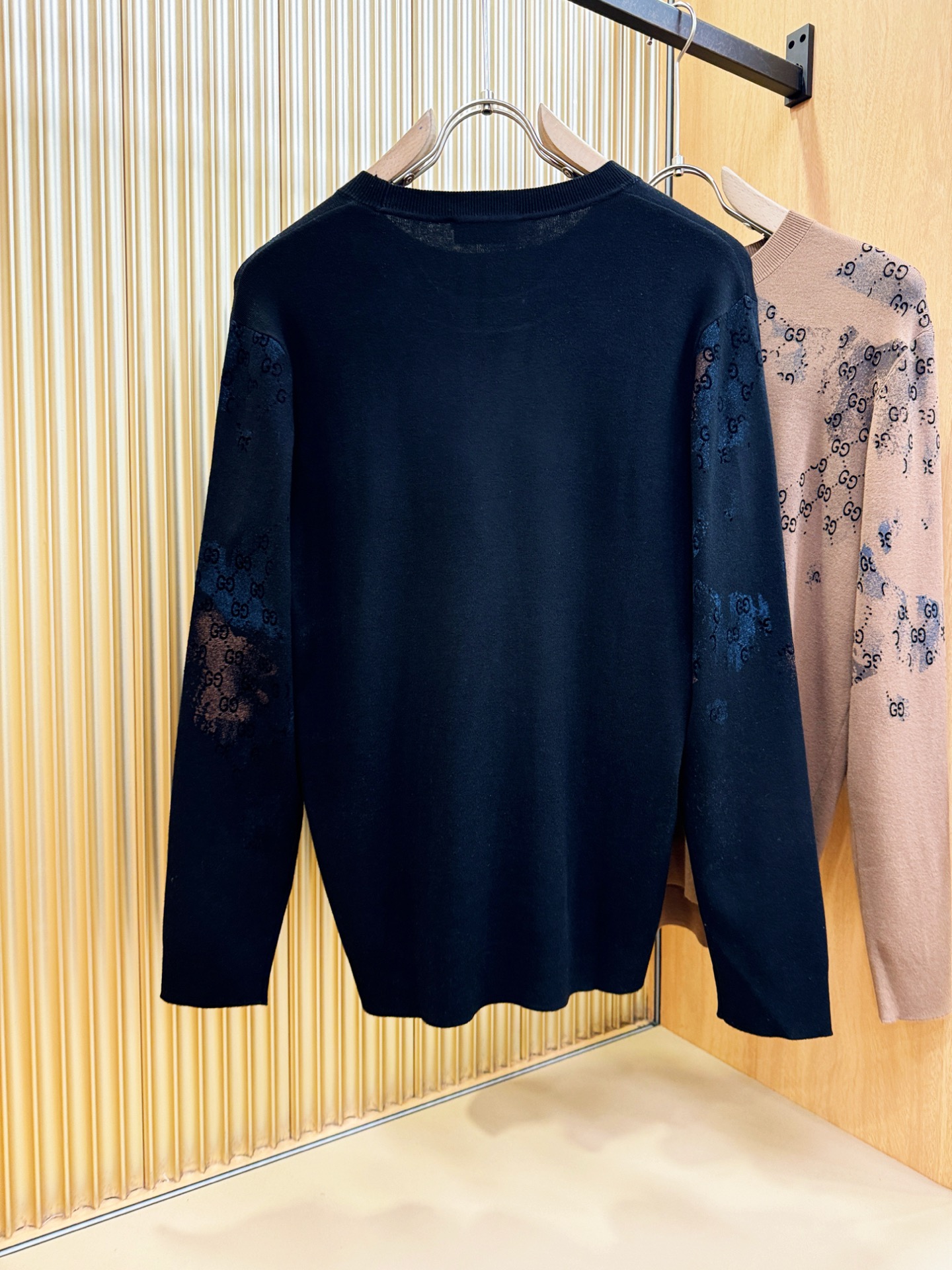 Gucci古奇 2025秋冬新款毛衣，桑蚕丝+绵羊毛，顶级桑蚕丝绵羊毛面料，手感柔软。 logo图案设计