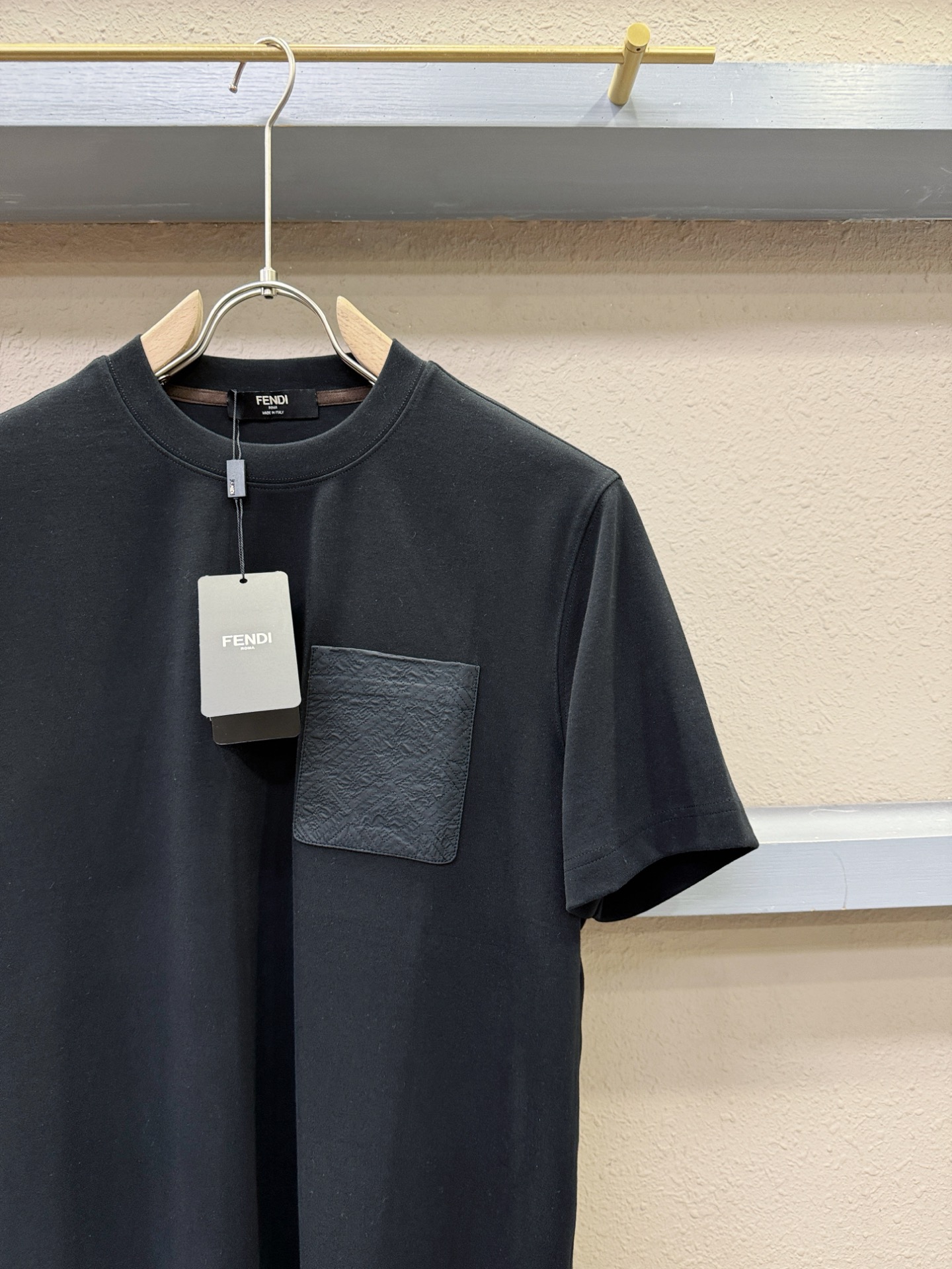 FENDI芬迪 顶级品质 2025秋冬新品短袖！原版定制面料，手感柔软。顶级进口私货，时尚设计潮流短袖，