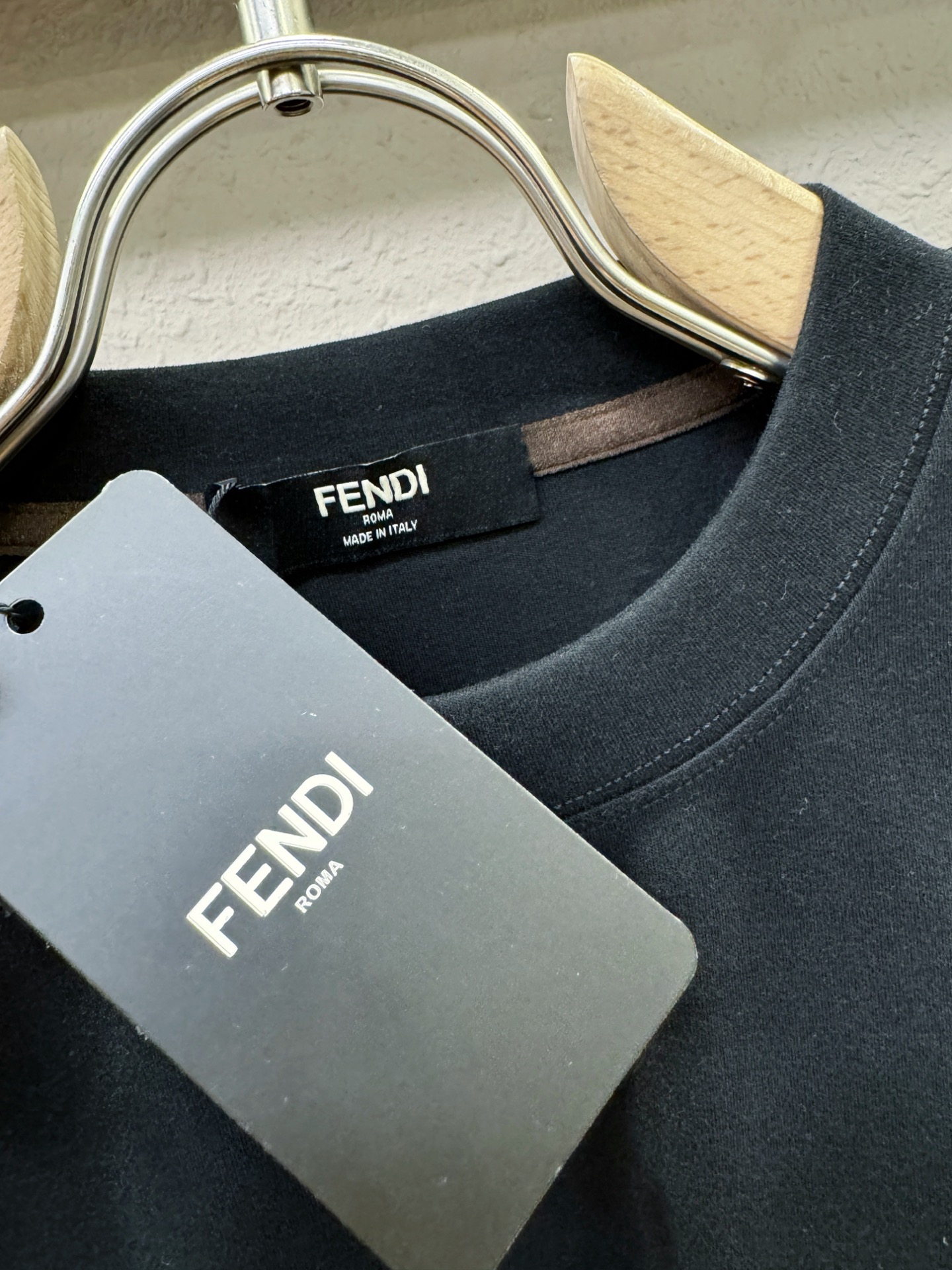 FENDI芬迪 顶级品质 2025秋冬新品短袖！原版定制面料，手感柔软。顶级进口私货，时尚设计潮流短袖，