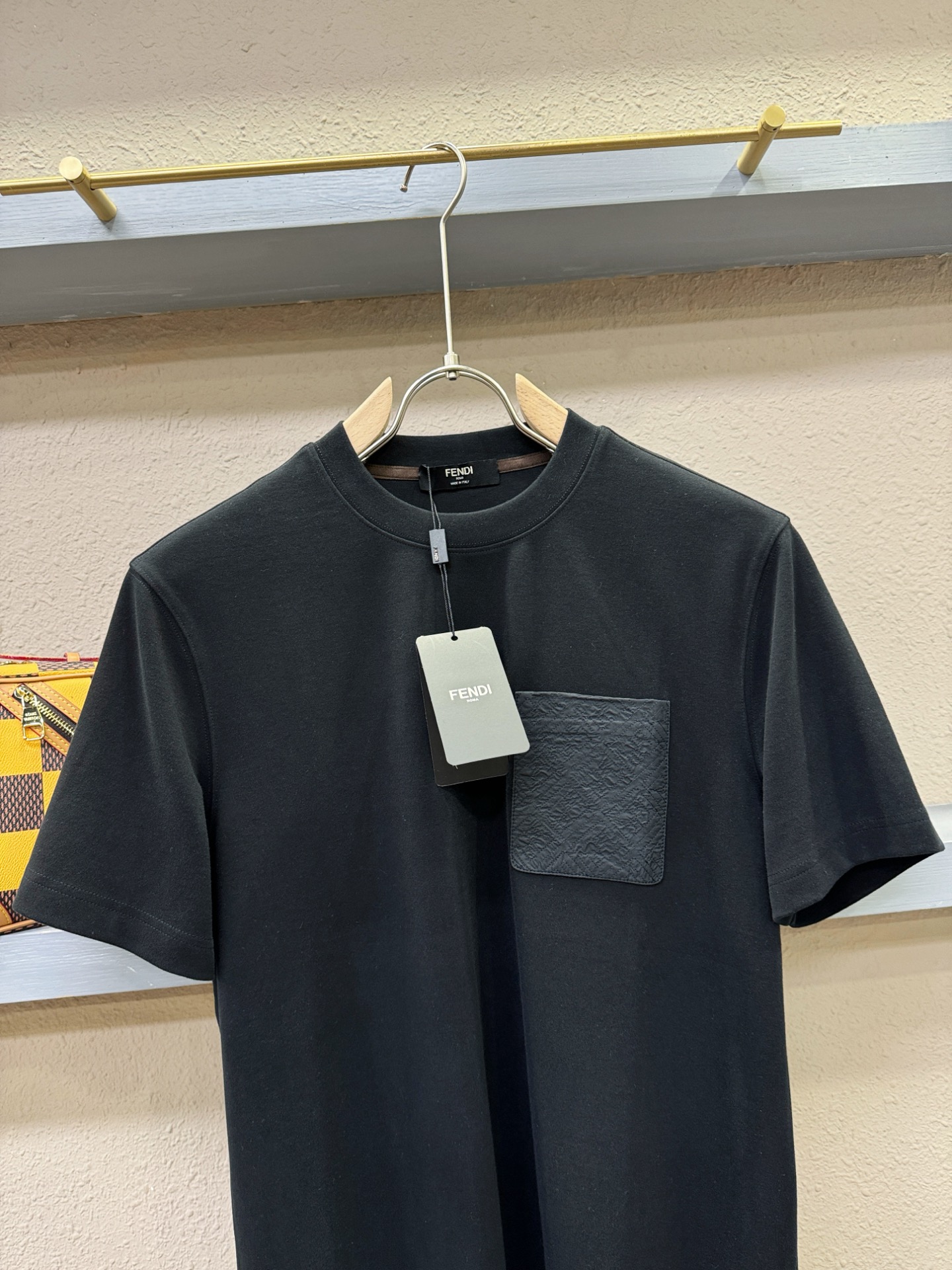 FENDI芬迪 顶级品质 2025秋冬新品短袖！原版定制面料，手感柔软。顶级进口私货，时尚设计潮流短袖，