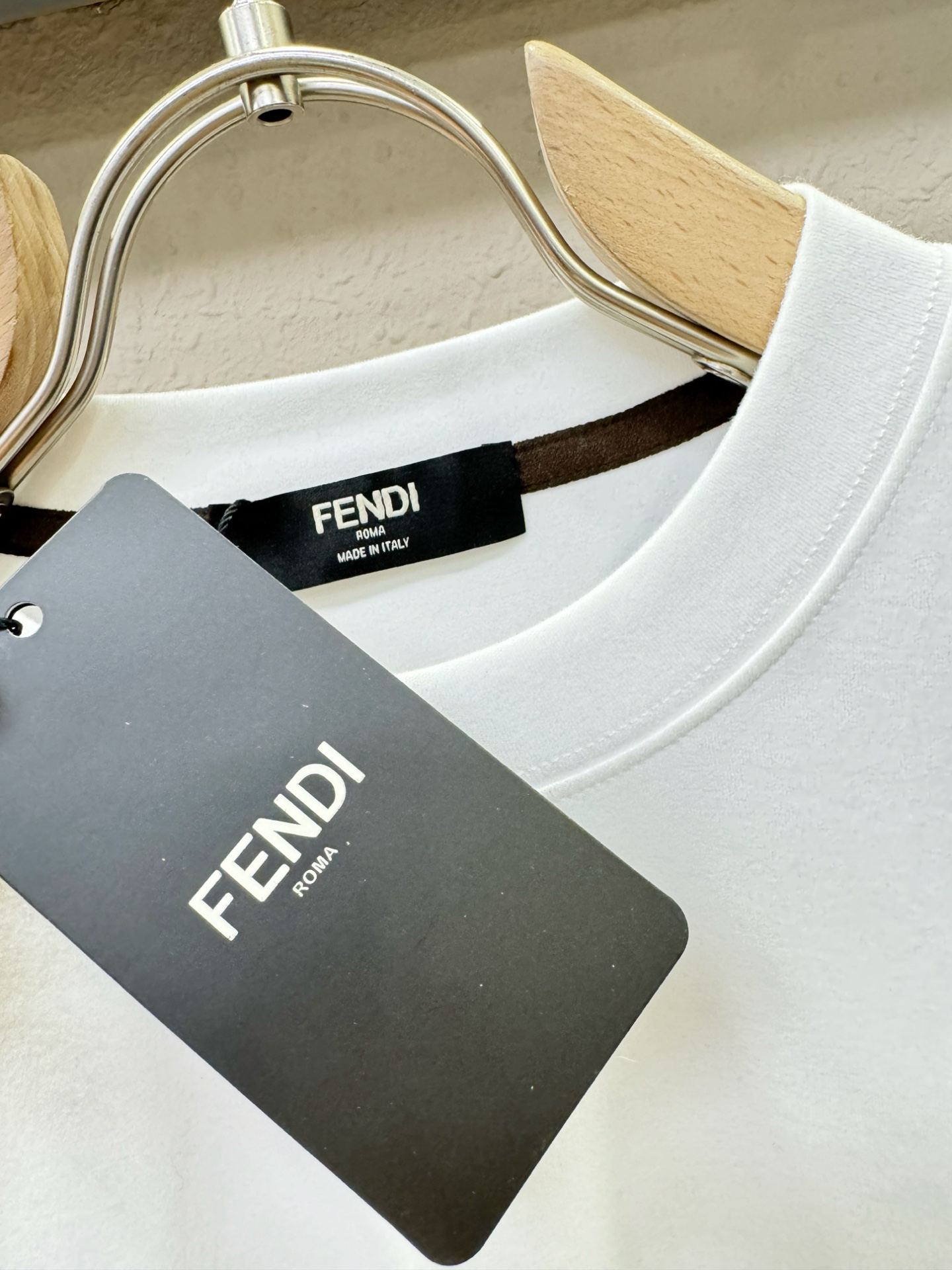 FENDI芬迪 顶级品质 2025秋冬新品短袖！原版定制面料，手感柔软。顶级进口私货，时尚设计潮流短袖，