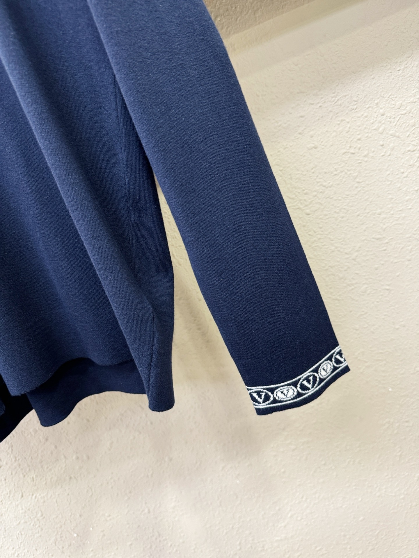 VALENTINO华伦天奴 2025秋冬新款毛衣，桑蚕丝+绵羊毛，顶级桑蚕丝绵羊毛面料，手感柔软。 lo