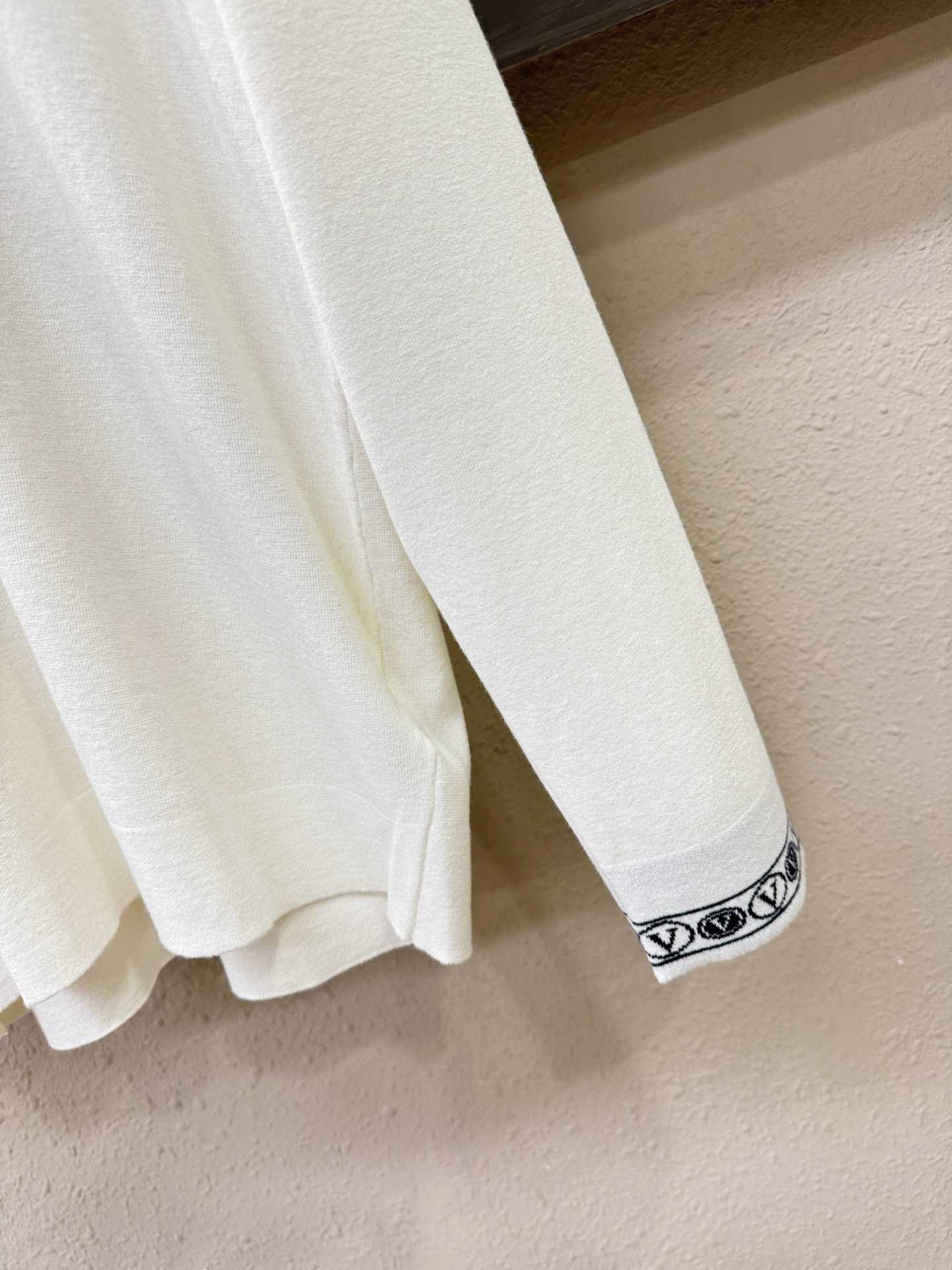 VALENTINO华伦天奴 2025秋冬新款毛衣，桑蚕丝+绵羊毛，顶级桑蚕丝绵羊毛面料，手感柔软。 lo