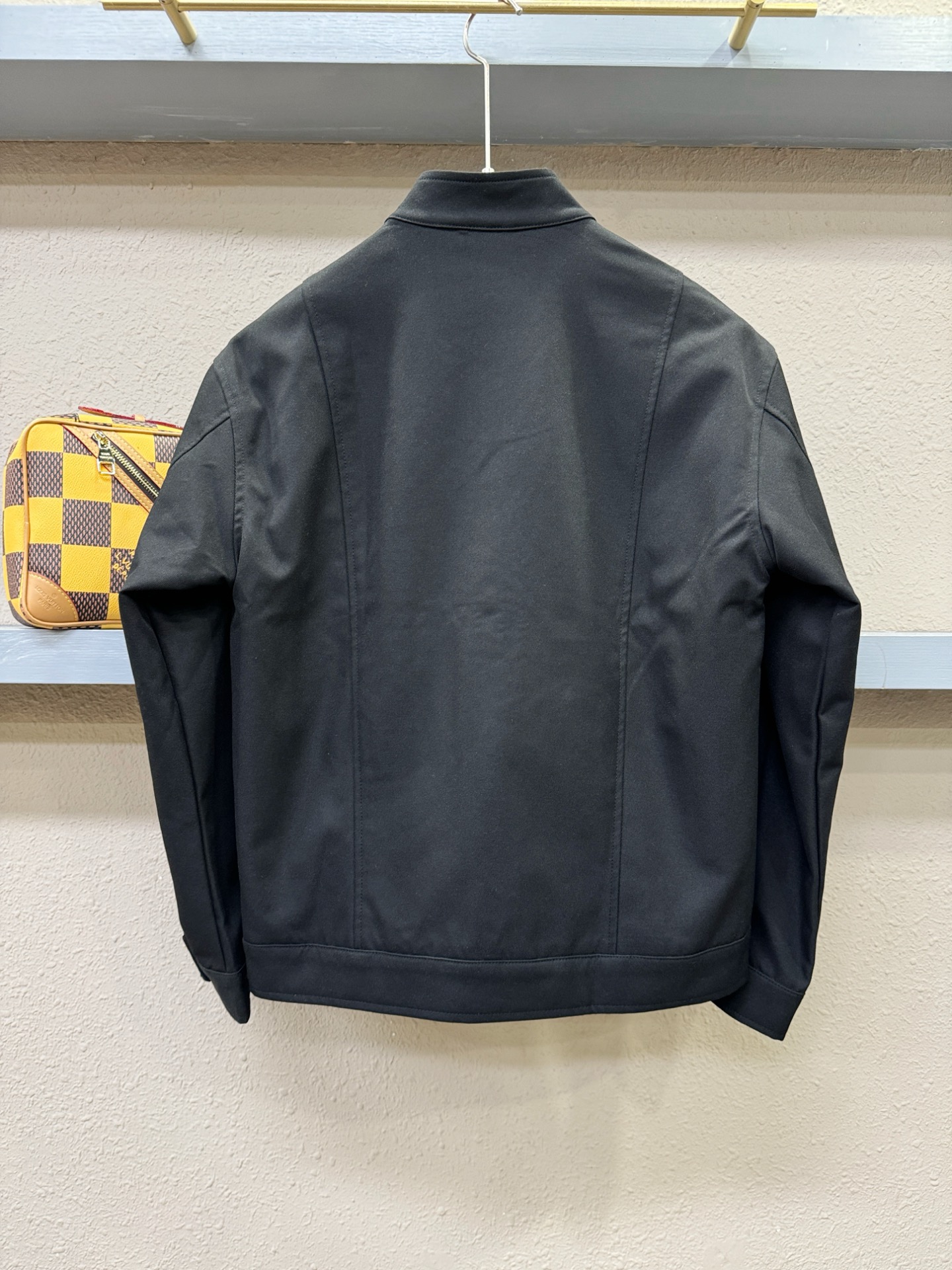 PRADA 普拉达 2025新款 夹克外套，意大利进口面料时尚夹克外套。欧洲专柜同步，上身更随意大方，专