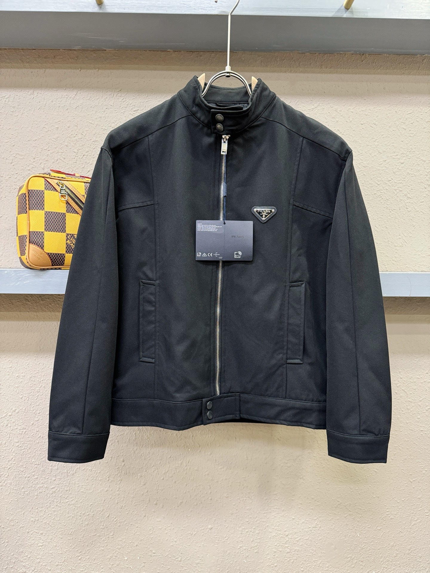 PRADA 普拉达 2025新款 夹克外套，意大利进口面料时尚夹克外套。欧洲专柜同步，上身更随意大方，专