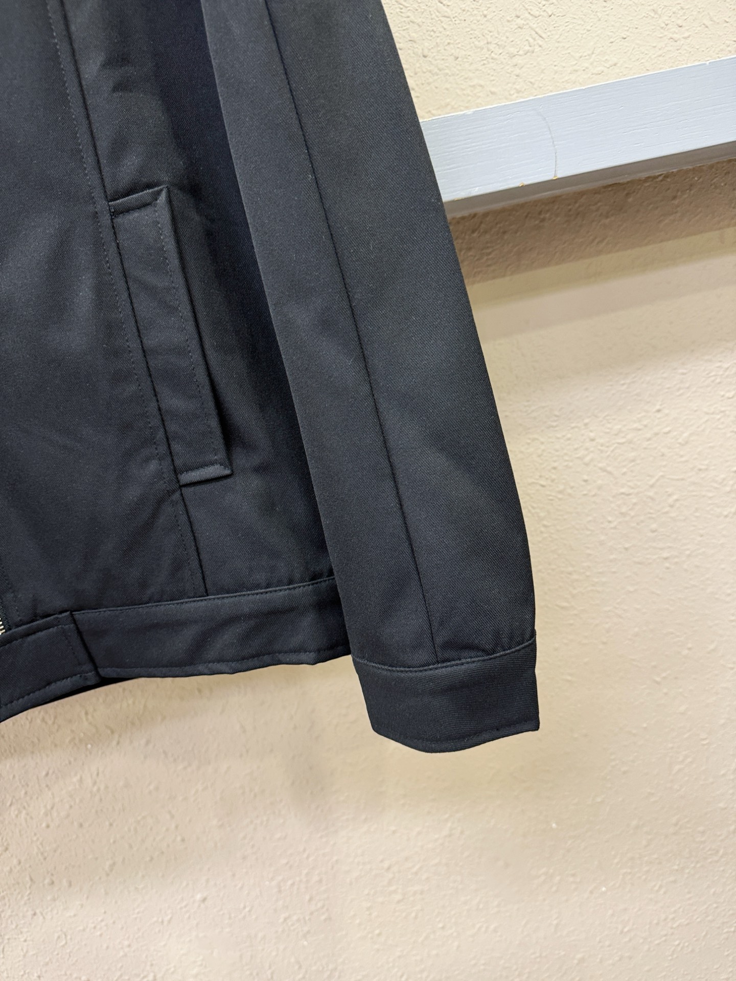 PRADA 普拉达 2025新款 夹克外套，意大利进口面料时尚夹克外套。欧洲专柜同步，上身更随意大方，专