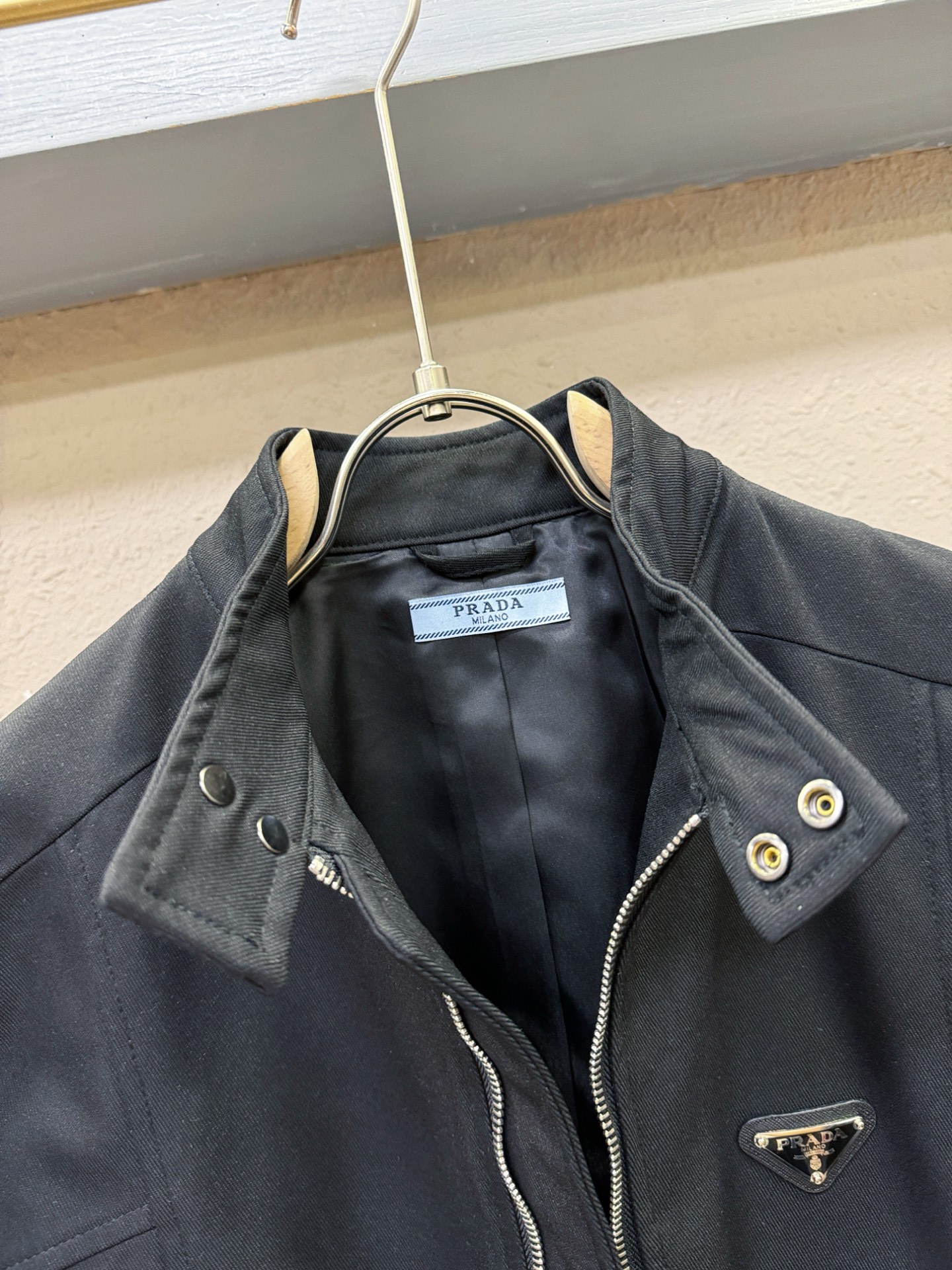 PRADA 普拉达 2025新款 夹克外套，意大利进口面料时尚夹克外套。欧洲专柜同步，上身更随意大方，专